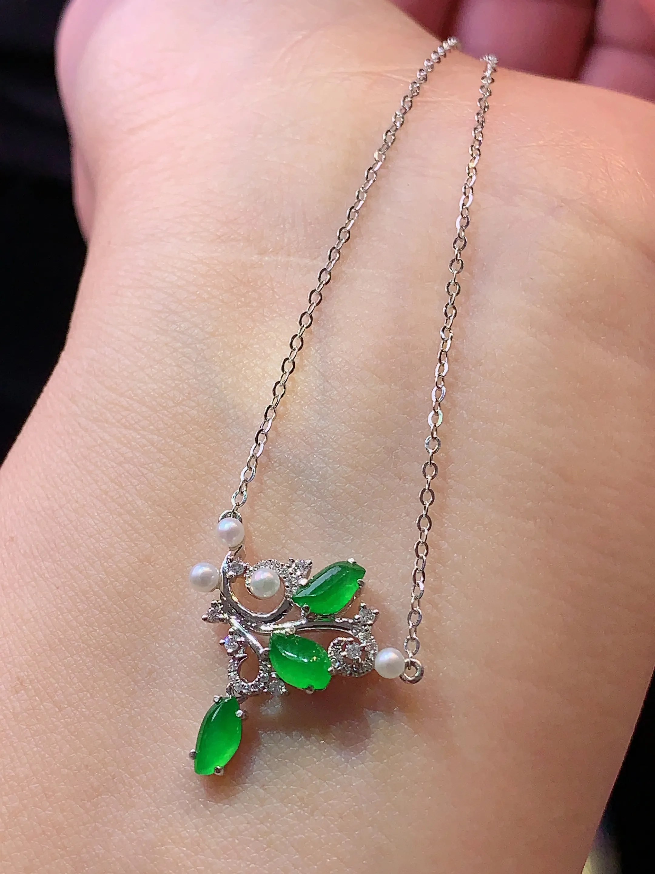 18k金钻镶嵌满绿随形项链 玉质细腻 色泽艳丽 整体尺寸18.2*19*4.5