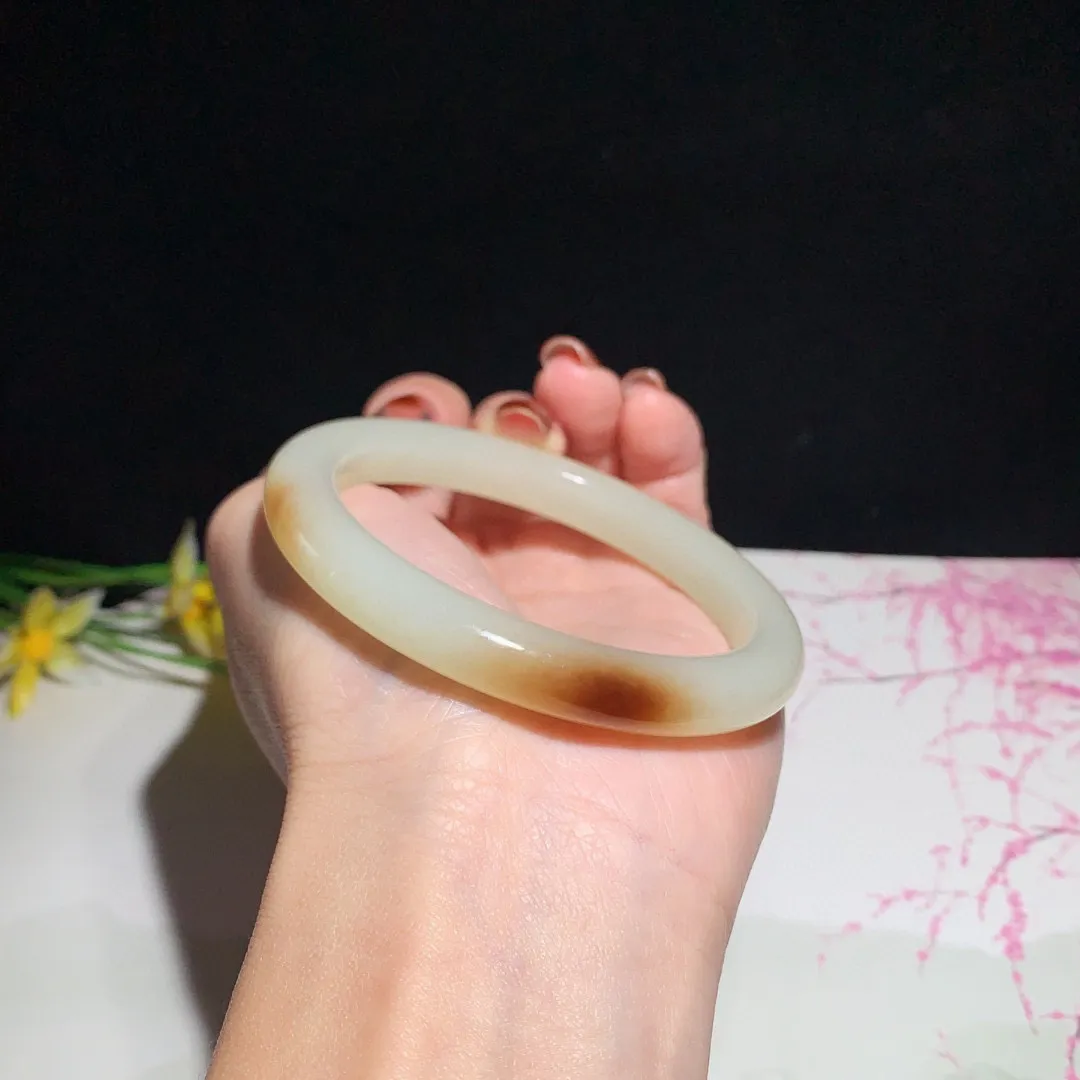 和田玉57.5圈口且末糖手镯！玉质细腻油润 底色纯净无裂无杂 脂粉好，品质高。