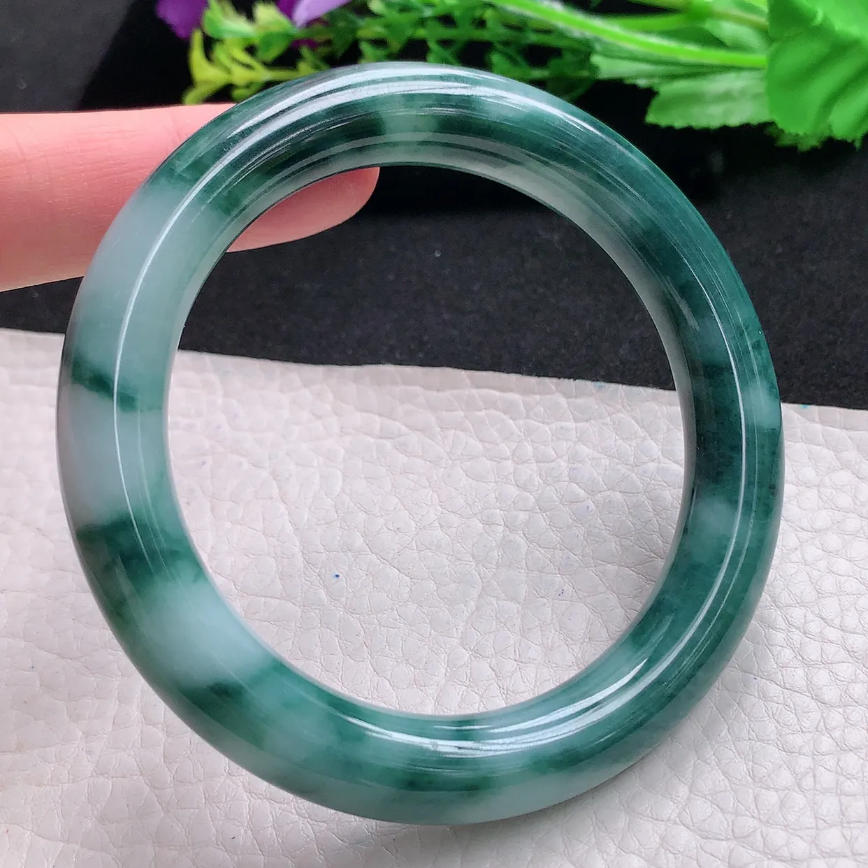 js自然光59*11美人镯 天然缅甸翡翠a货飘花圆条玉手镯 玉手环