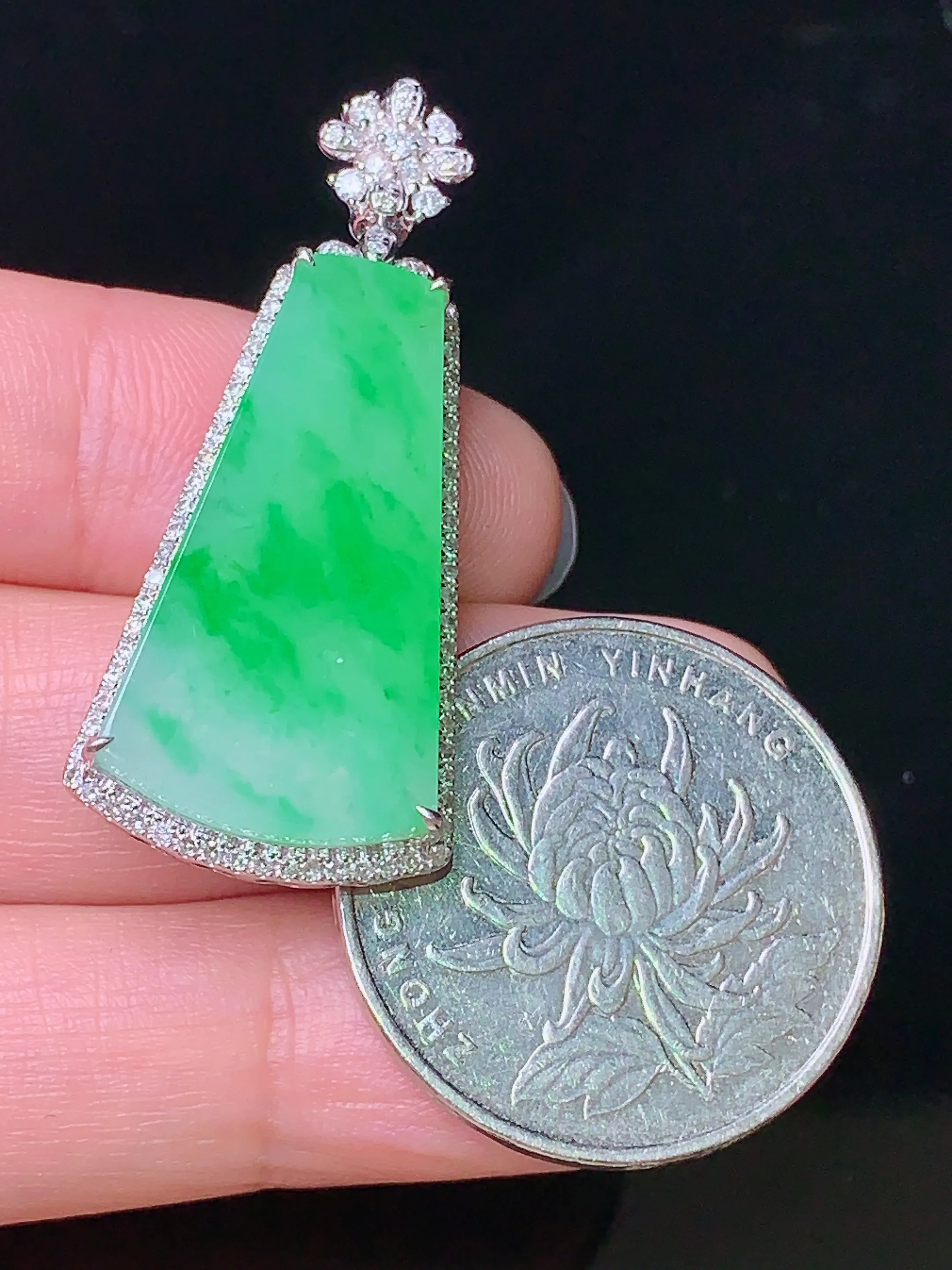 18k金钻镶嵌翠绿无事牌吊坠 玉质细腻 色泽艳丽 整体尺寸38.5*17*6.5