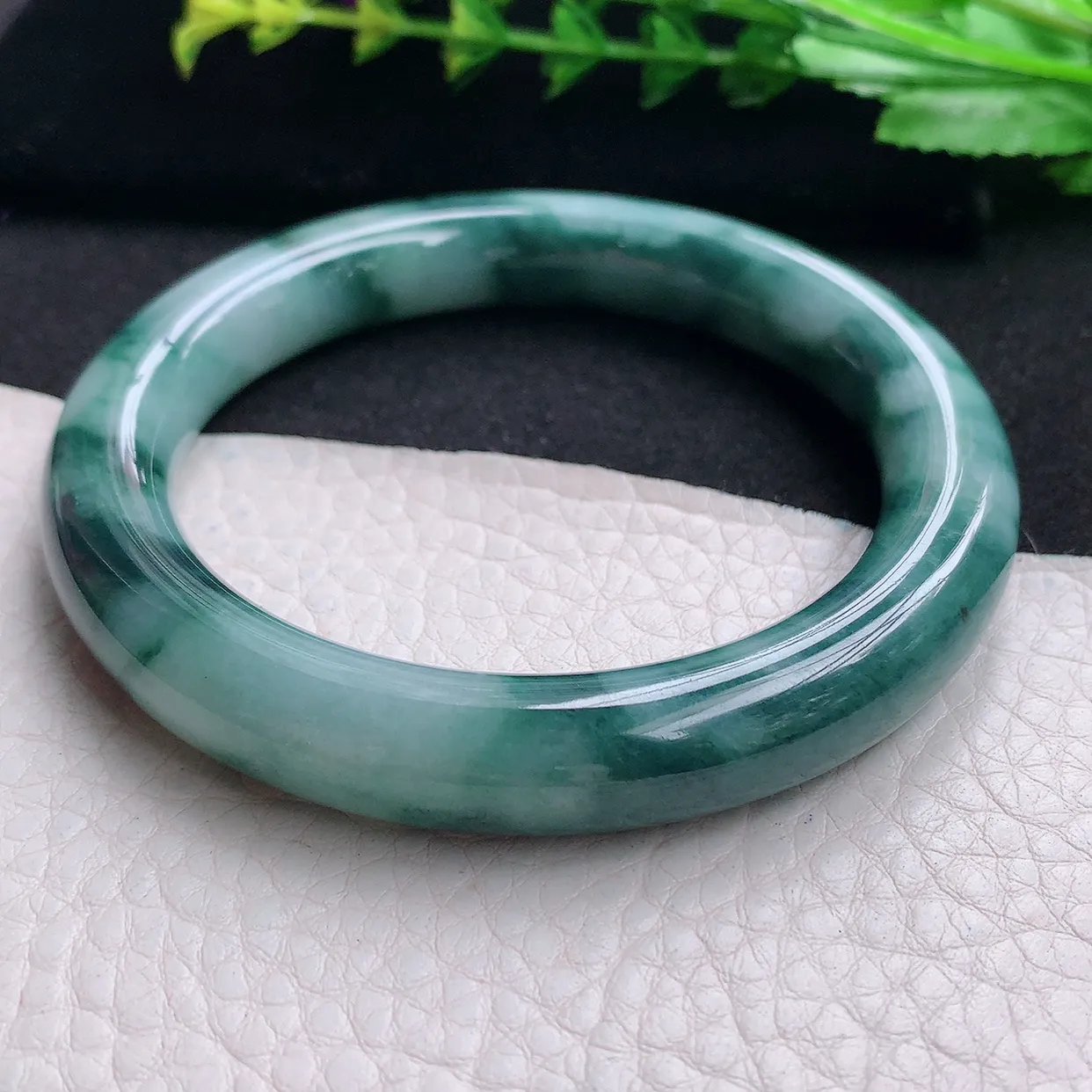 js自然光59*11美人镯 天然缅甸翡翠a货飘花圆条玉手镯 玉手环