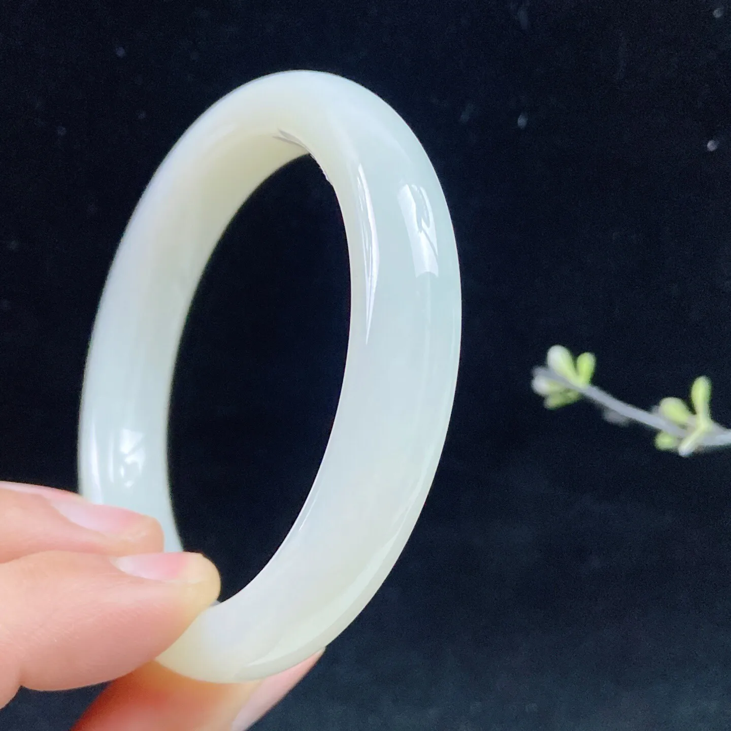 60羊脂白玉手镯和田玉山料手镯60圈口玉质特细腻油润，高脂粉，高品质，萦绕腕间时，古韵不失时尚，素雅