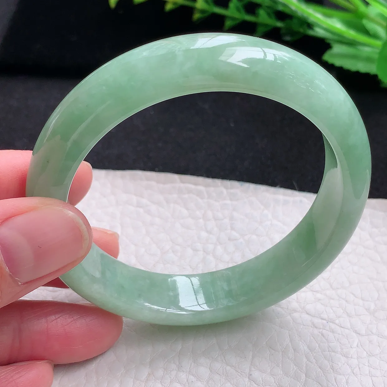 n自然光56*13.5*8.3平安镯 天然翡翠a货满绿宽边玉手镯 玉手环