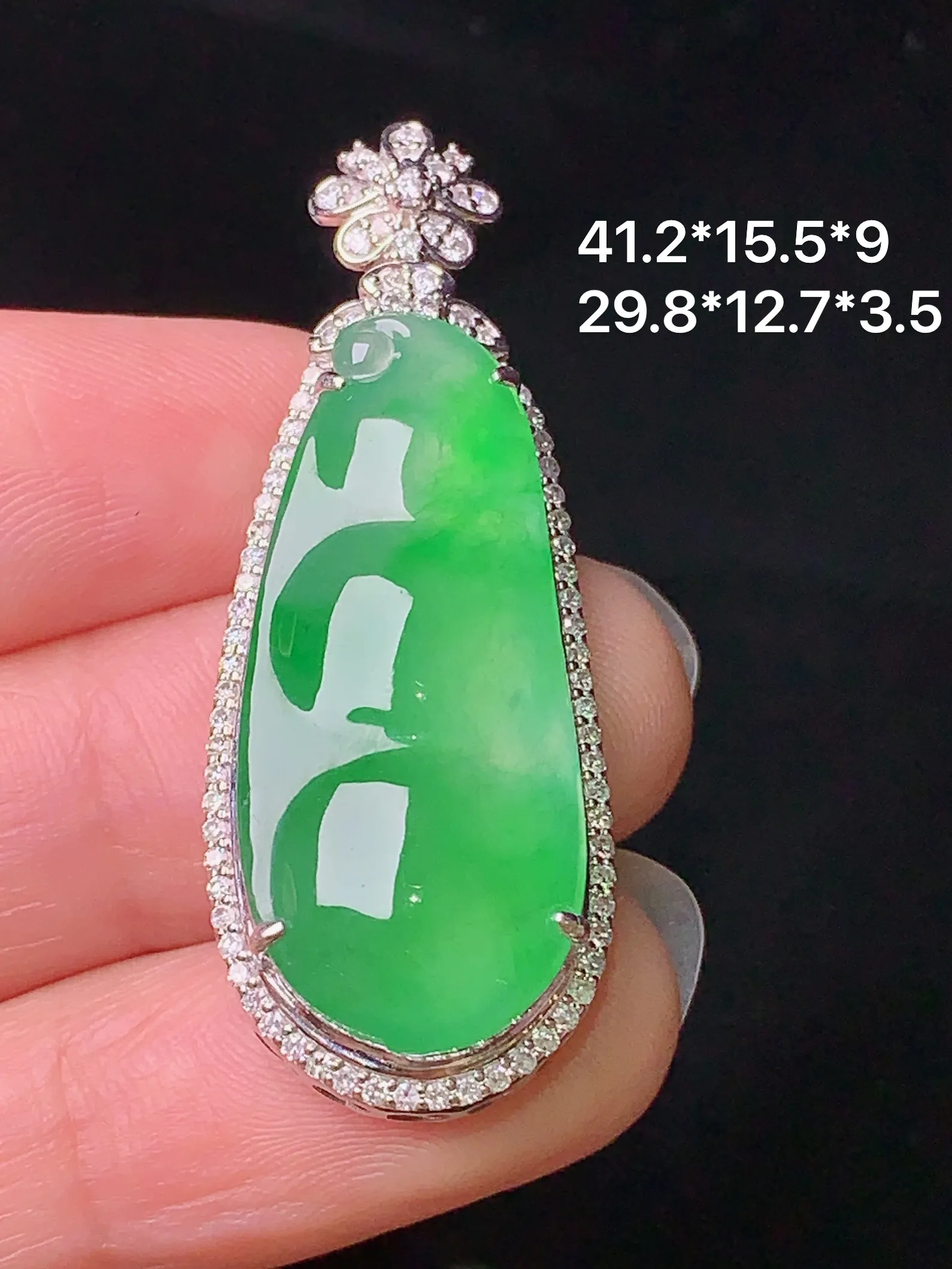 18k金钻镶嵌翠绿四季豆吊坠 玉质细腻 色泽清新艳丽 整体尺寸41.2*15.5*9