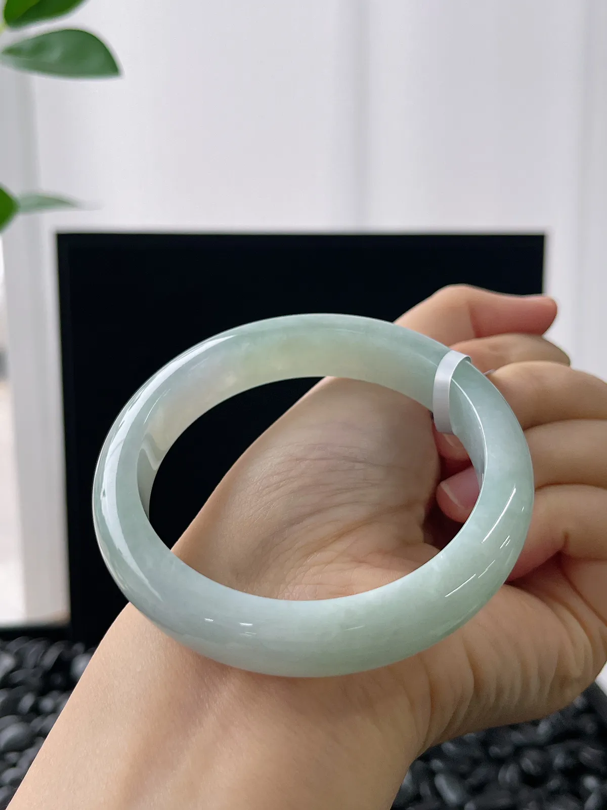 正圈57圈口，翡翠糯化种飘绿手镯