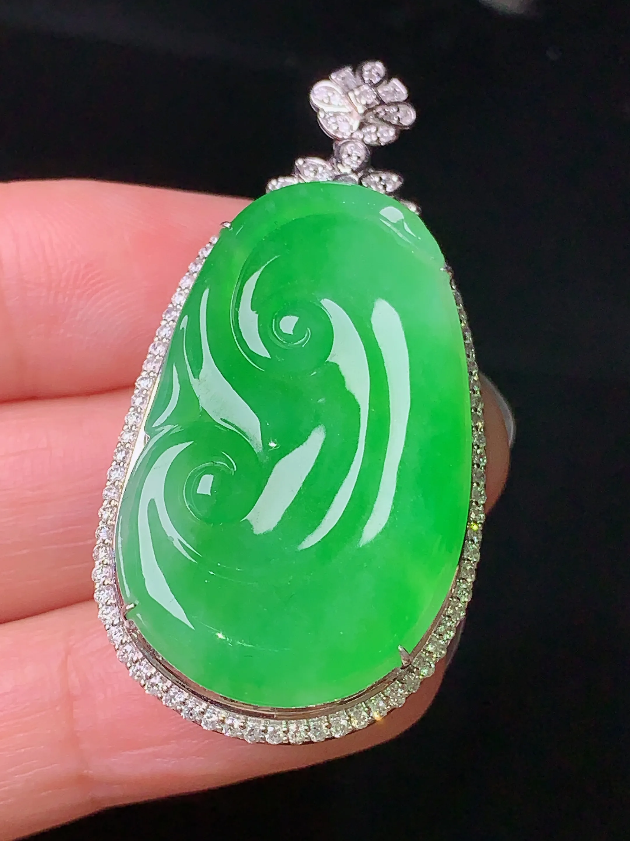 18k金钻镶嵌翠绿如意吊坠 玉质细腻 色泽清新艳丽 整体尺寸47.3*23.3*10.6