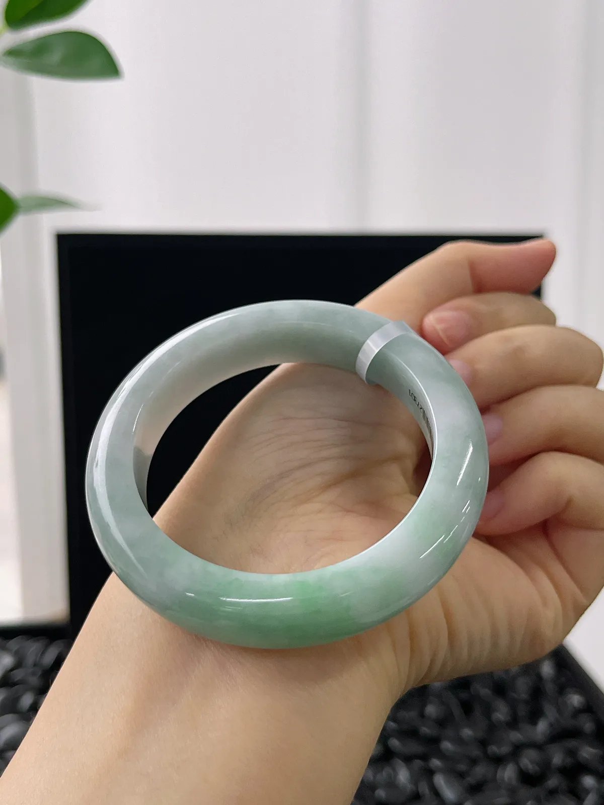 正圈50.1圈口，翡翠糯化种浅绿色手镯