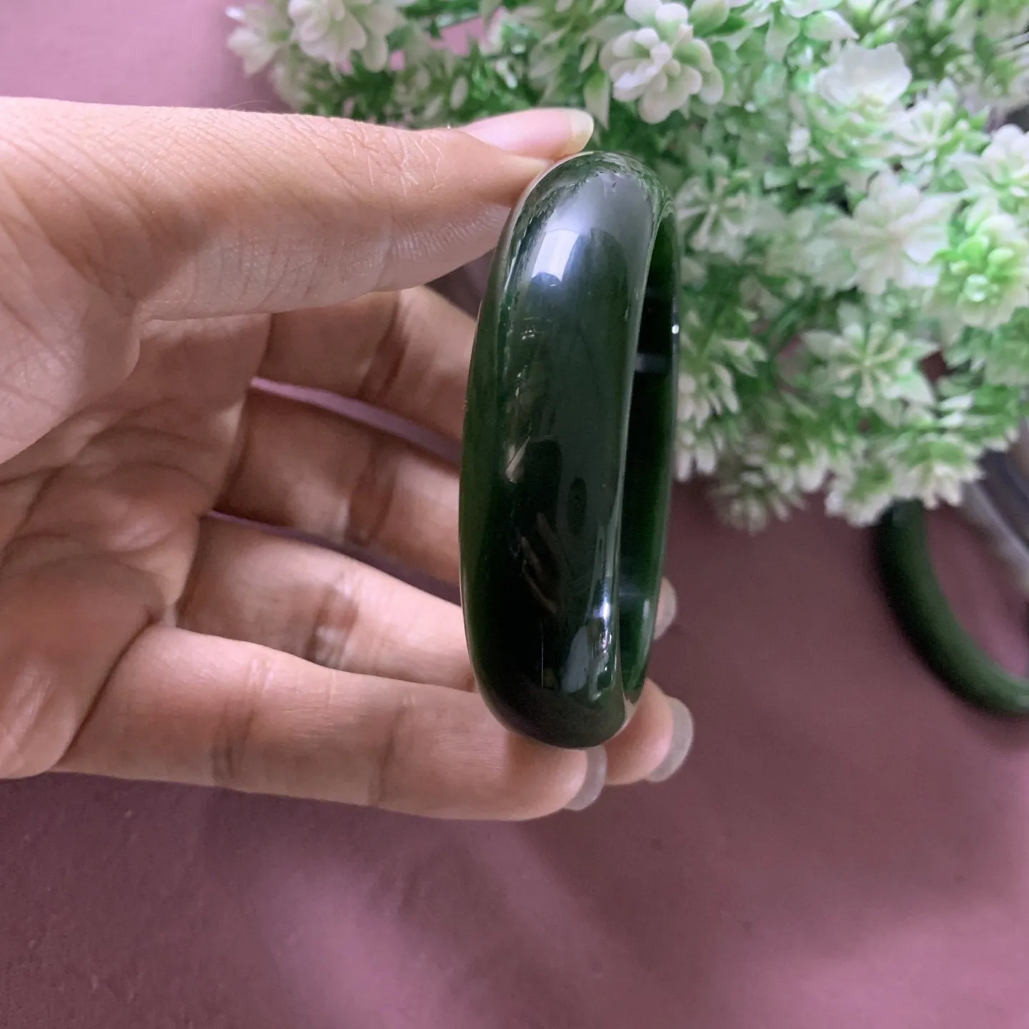 和田玉碧玉53圈口菠菜绿宽版手镯，圈口53宽15.6mm 重54.3克，玉质细腻油润，密度紧凑，琢型圆润，高脂粉，品相大，佩戴端庄典雅