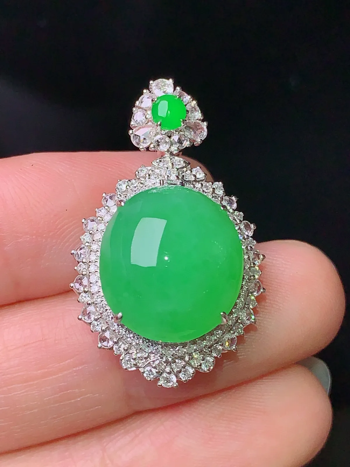 18k金钻镶嵌翠绿蛋面吊坠 玉质细腻 色泽清新艳丽 整体尺寸29.8*18.6*12