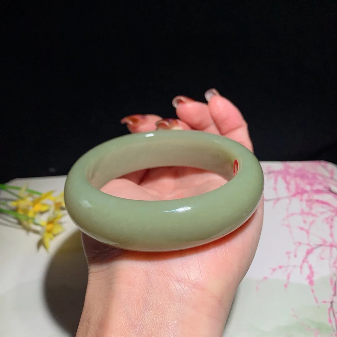 和田玉60.5圈口黄口料宽版手镯！玉质细腻油润 底色纯净 无裂无杂 脂粉好，品质高。