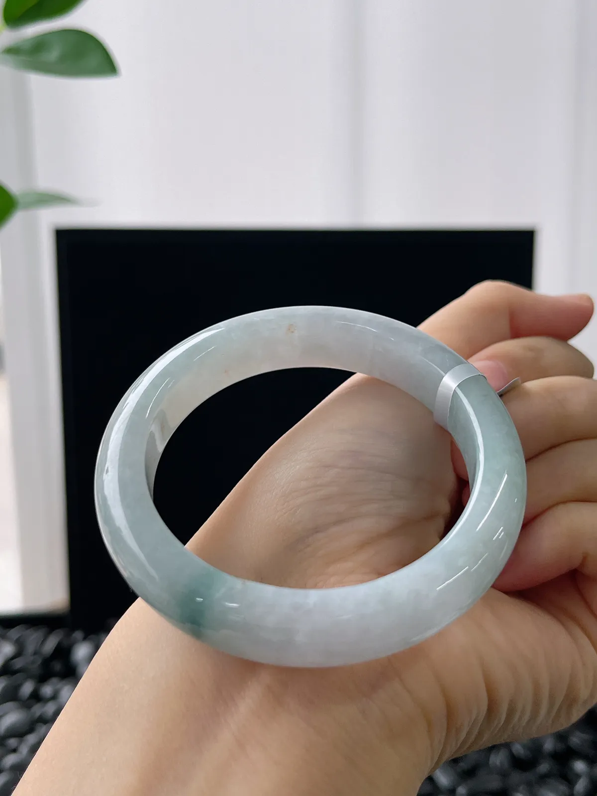 正圈53.6圈口，翡翠糯化种淡蓝色手镯