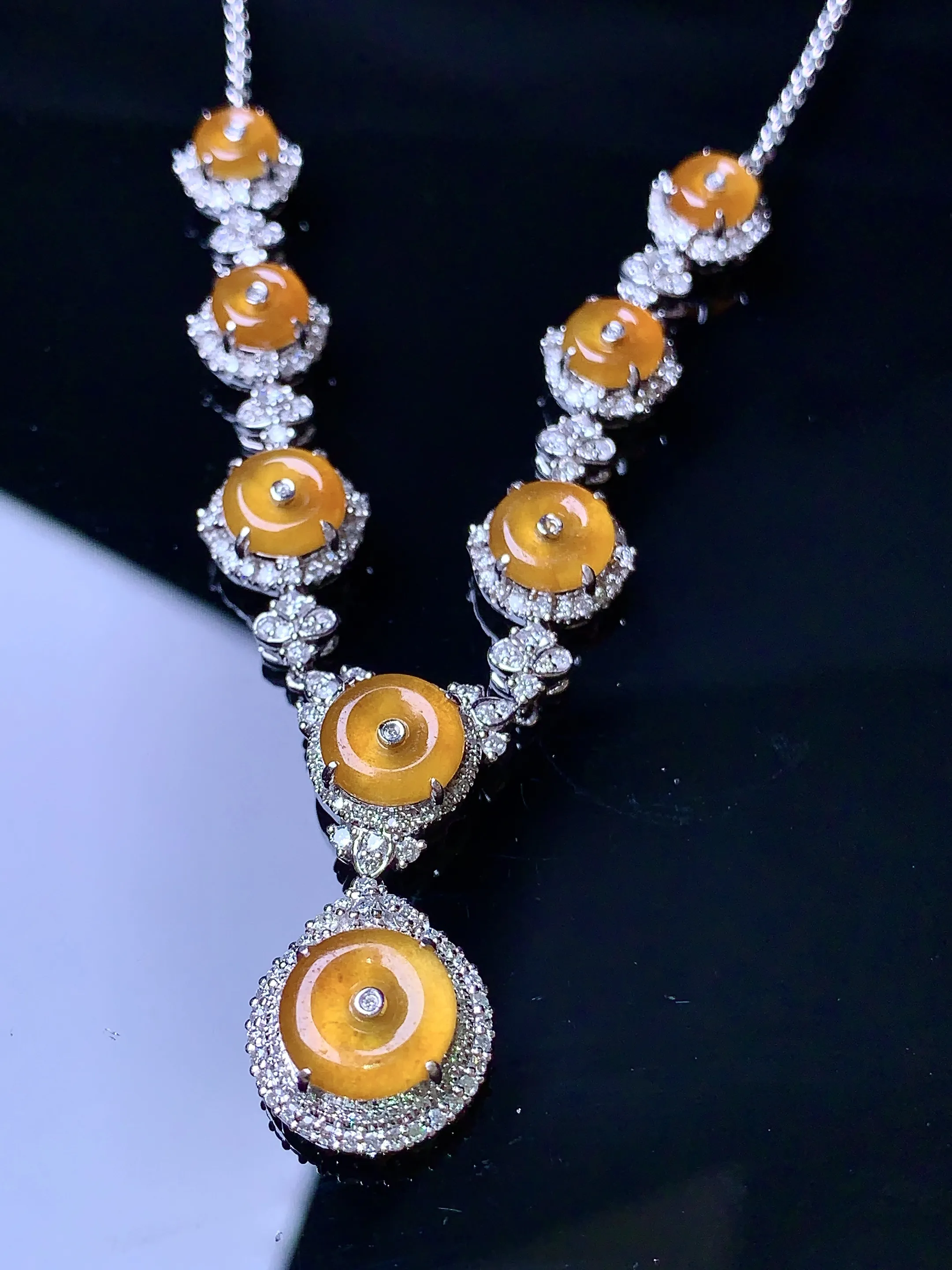 18k金钻镶嵌黄翡平安扣吊坠 玉质细腻 色泽艳丽 整体尺寸68.3*12.2*6.3