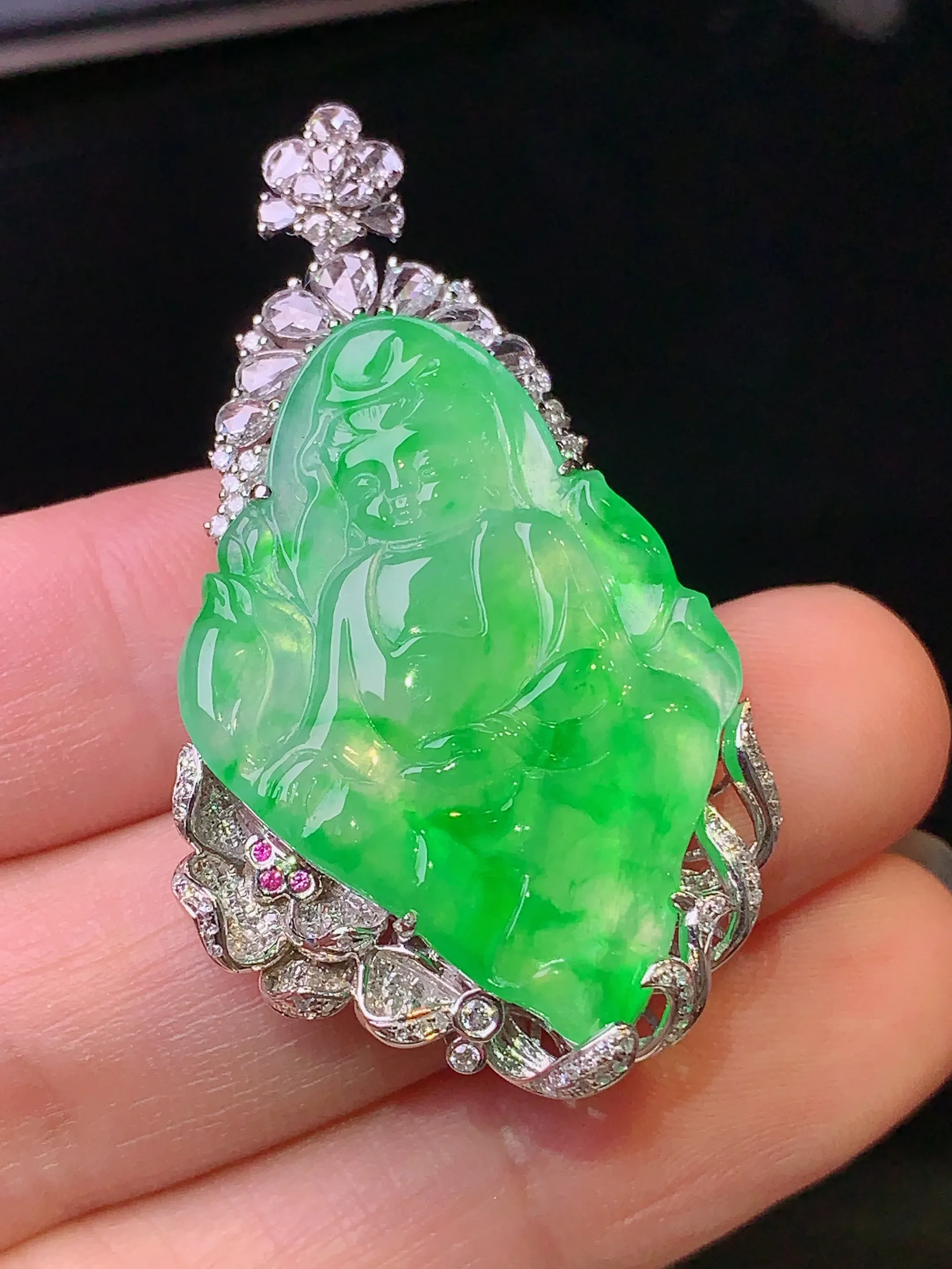 18k金钻镶嵌翠绿宝宝观音吊坠 玉质细腻 色泽艳丽 整体尺寸44.8*24.8*6.5