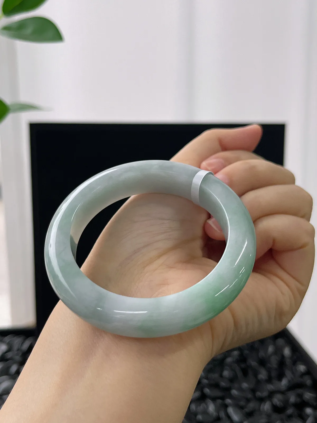 正圈50.1圈口，翡翠糯化种浅绿色手镯