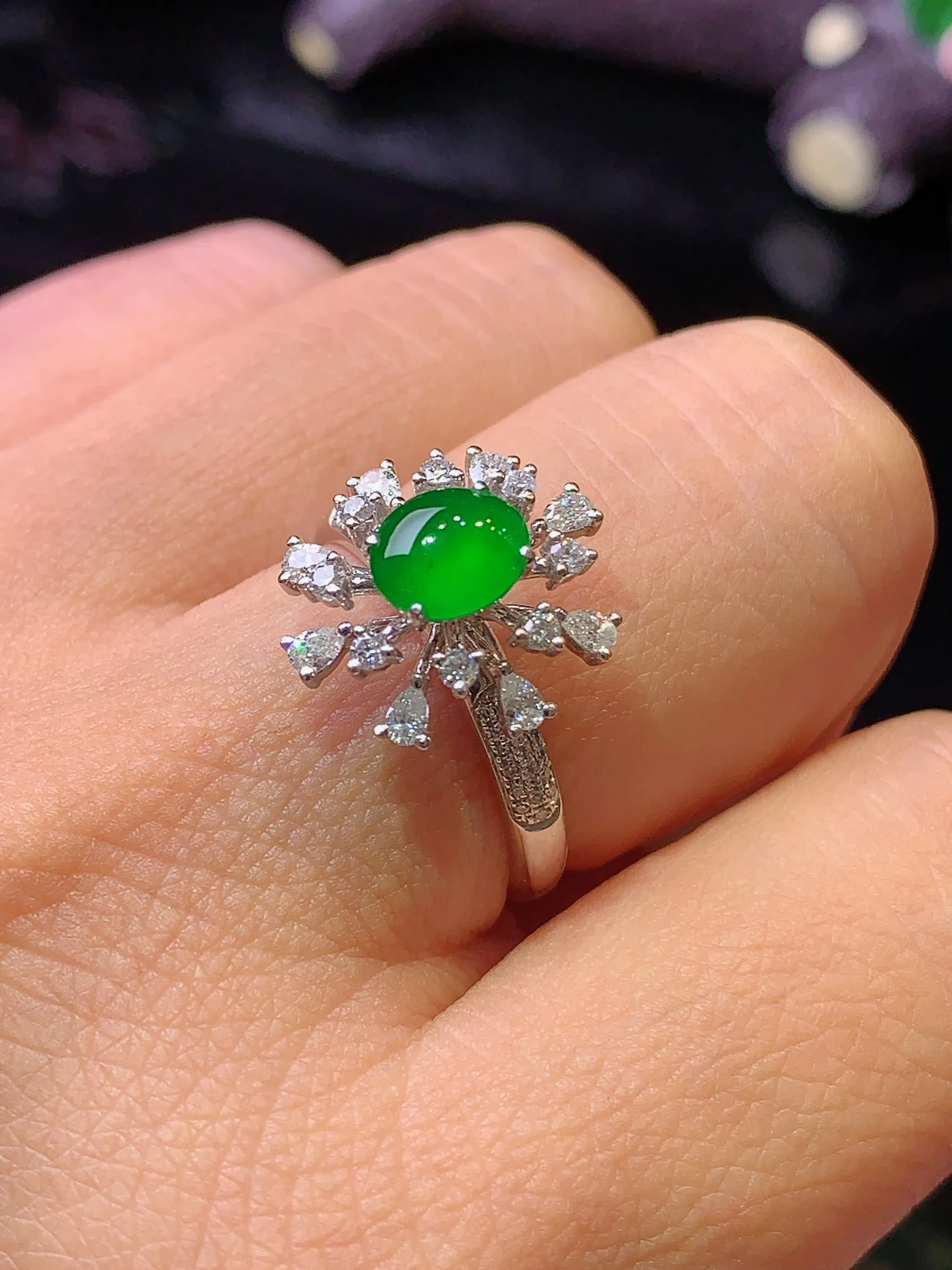 18k金钻镶嵌满绿蛋面戒指 玉质细腻 色泽艳丽 圈口14 整体尺寸14*13.3*8.2