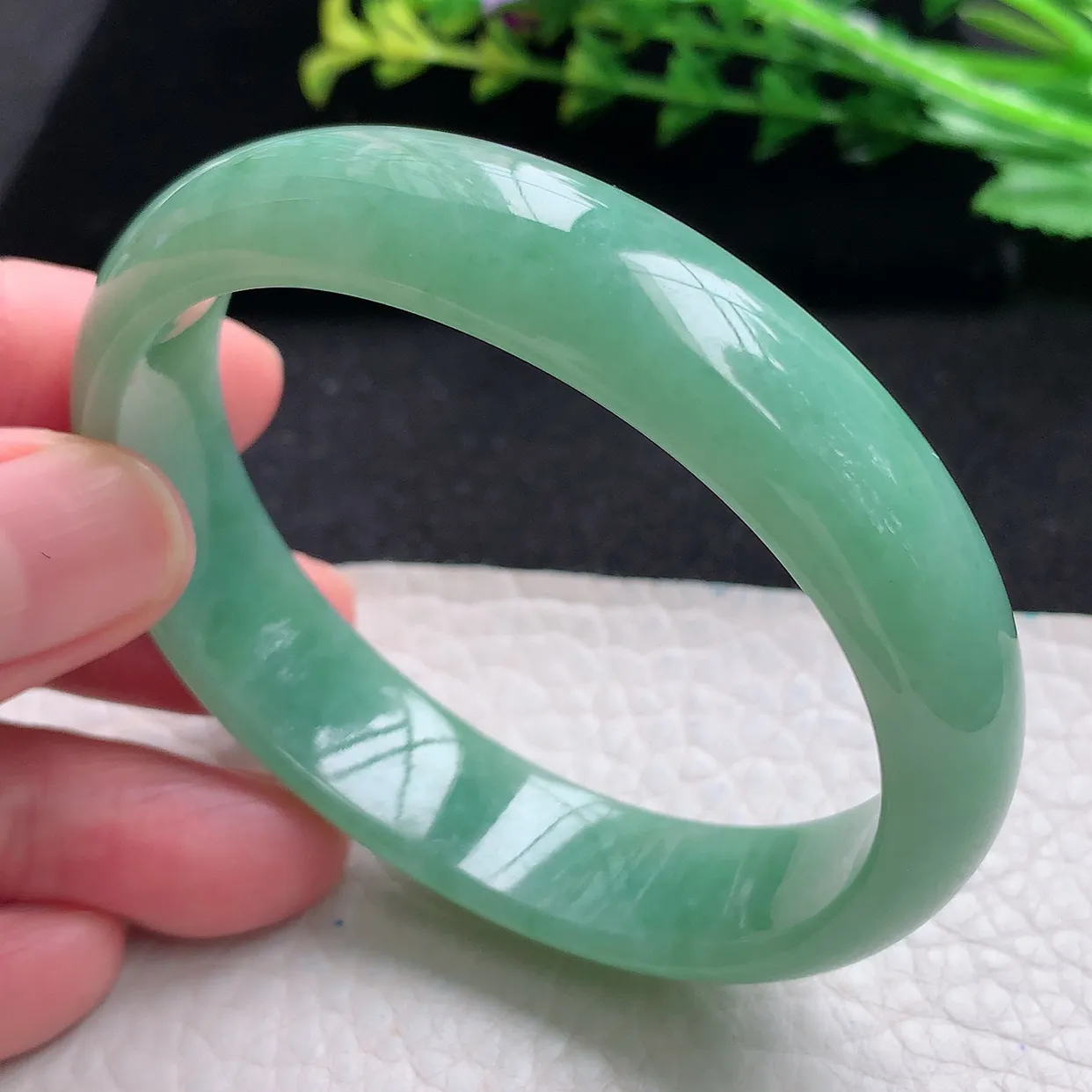 n自然光55*49*14*6.8贵妃镯 天然翡翠a货满绿高雅蛋形宽边玉手镯 玉手环