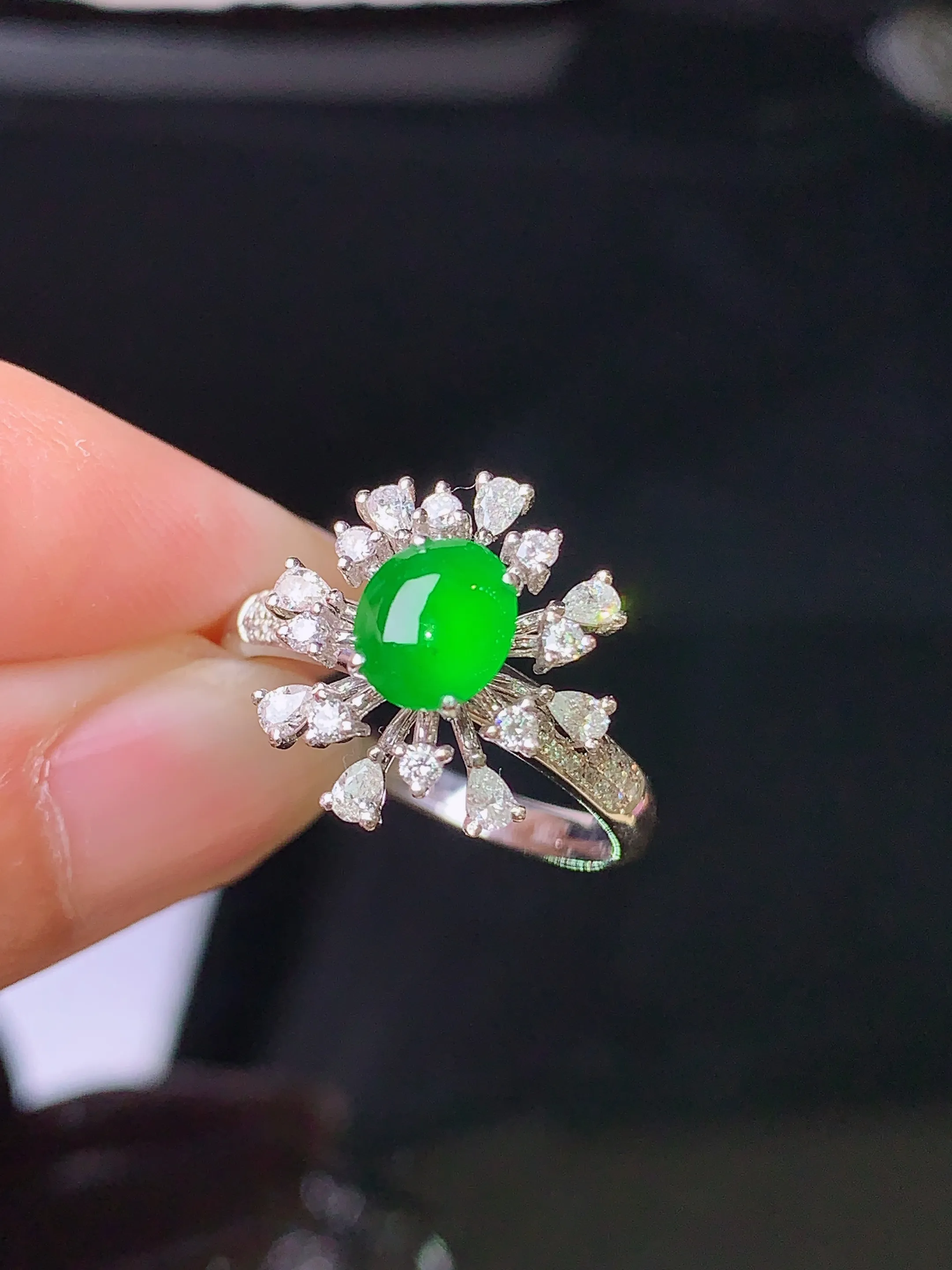 18k金钻镶嵌满绿蛋面戒指 玉质细腻 色泽艳丽 圈口14 整体尺寸14*13.3*8.2