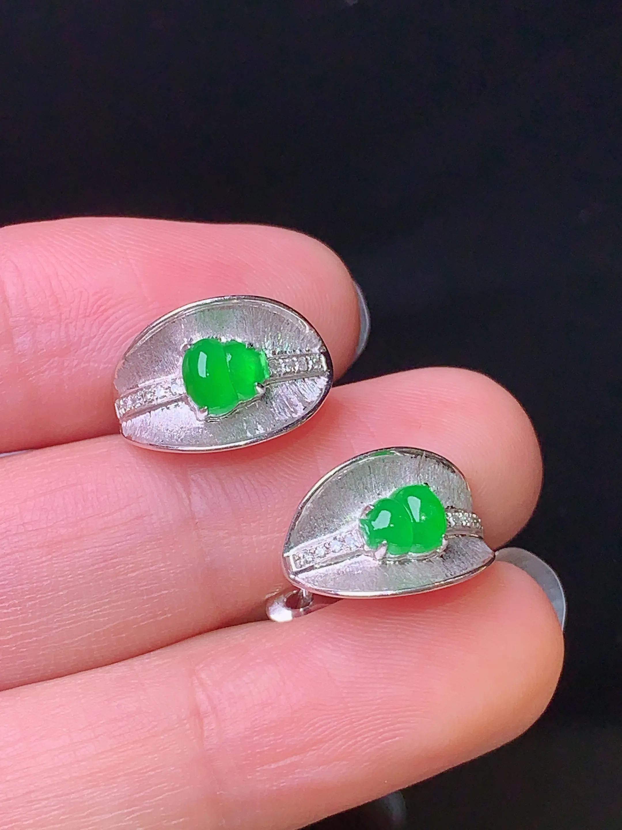 18k金钻镶嵌翠绿葫芦耳钉 玉质细腻 色泽艳丽 裸石尺寸5*4.3*2