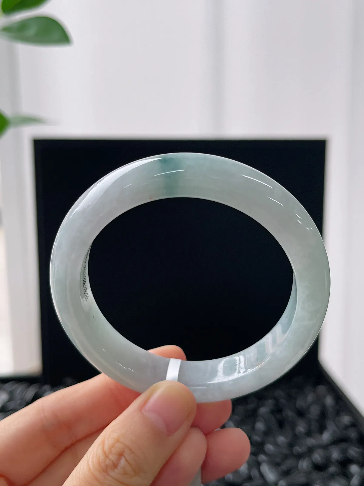 正圈53.6圈口，翡翠糯化种淡蓝色手镯