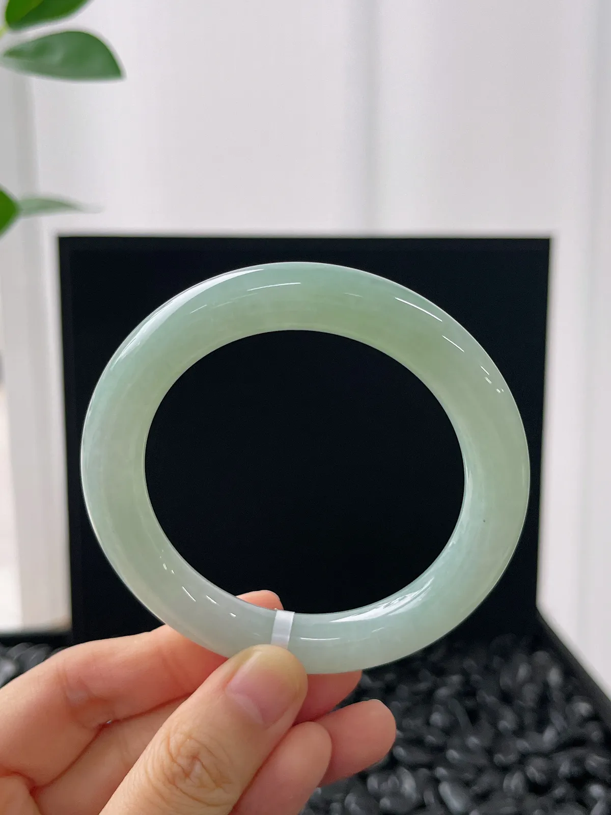 圆镯54圈口，翡翠冰糯种浅绿色手镯