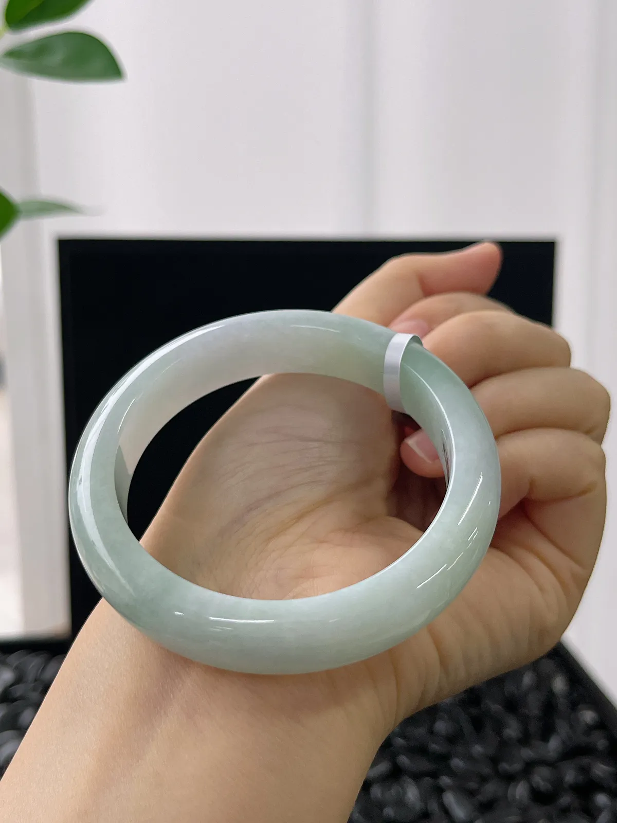 正圈54.9圈口，翡翠糯化种浅绿色手镯