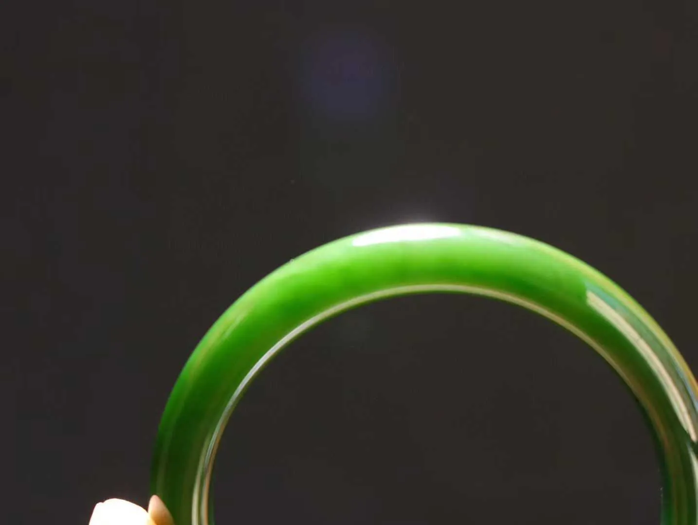 【碧色荡漾】

收藏级和田玉碧玉菠菜绿手镯，俄料七号矿 红皮老料，玉质温润细腻 油性十足，色泽匀称，️款式精美时尚，佩戴美观惹眼，美自天成，婉约之美，举手投足间透出那份低调奢华。

重38.8克 圈口53mm尺寸53-11.3-7.3mm O18823207130