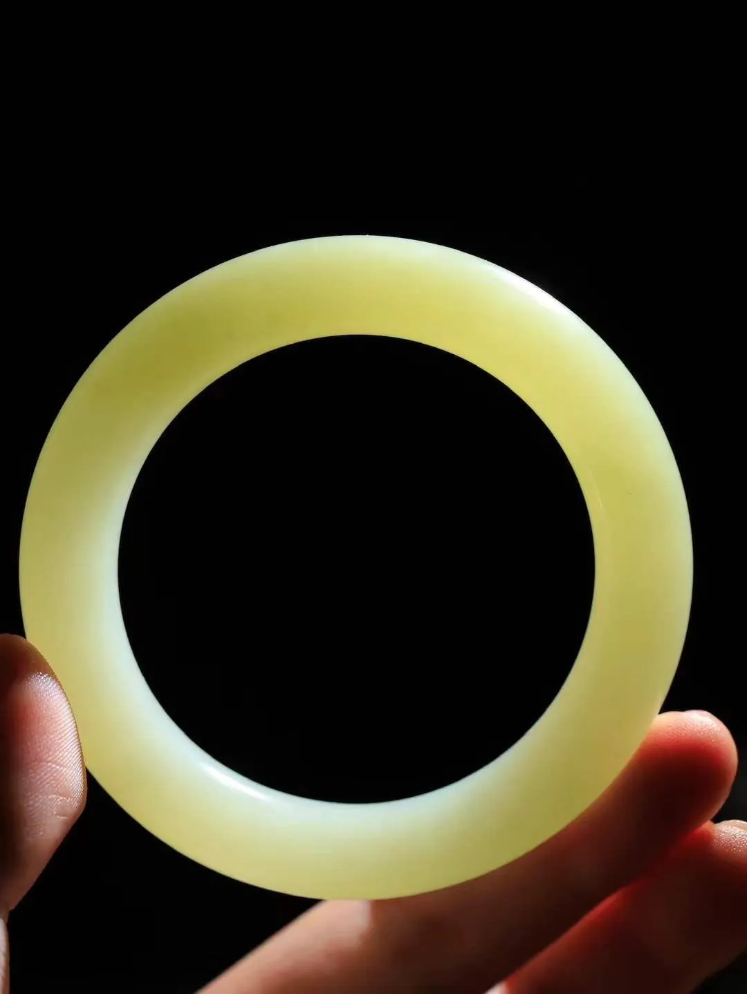 【玉佳人·手镯】

精品️和田玉黄口圆条手镯 ，玉质细腻油润，做工细致精美，端庄素雅，亭亭玉立，芊芊素手。芊芊素手，怎能忘镯？秀美圆条，更显婀娜。内径54.5mm 尺寸11.3-10.9mm重61.7克69110680A