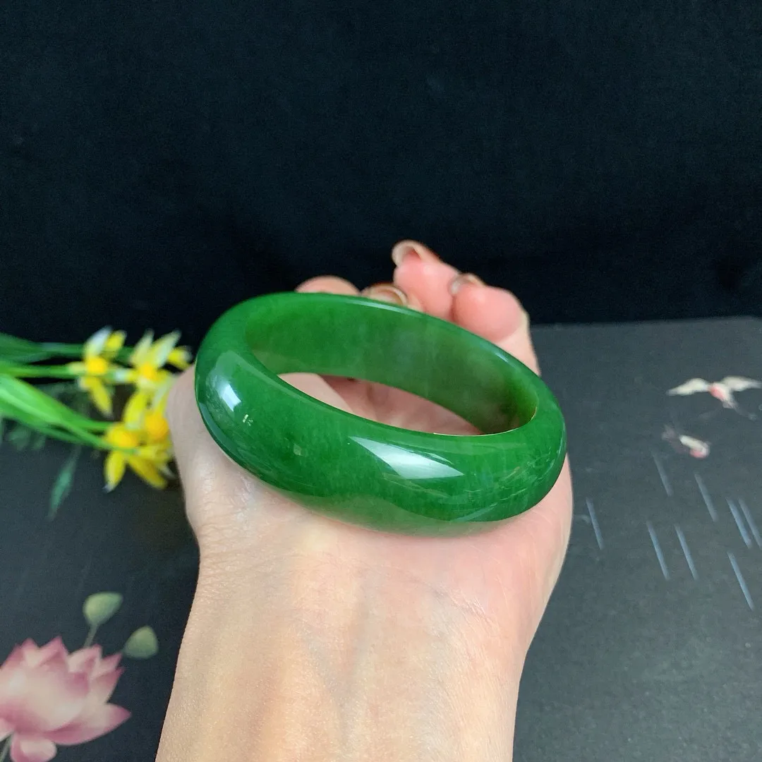 土豪款，和田玉51.5圈口阳绿色碧玉宽版手镯！圈口51.5宽17玉质细腻油润 底色纯净 无裂无棉 脂粉好，品质高