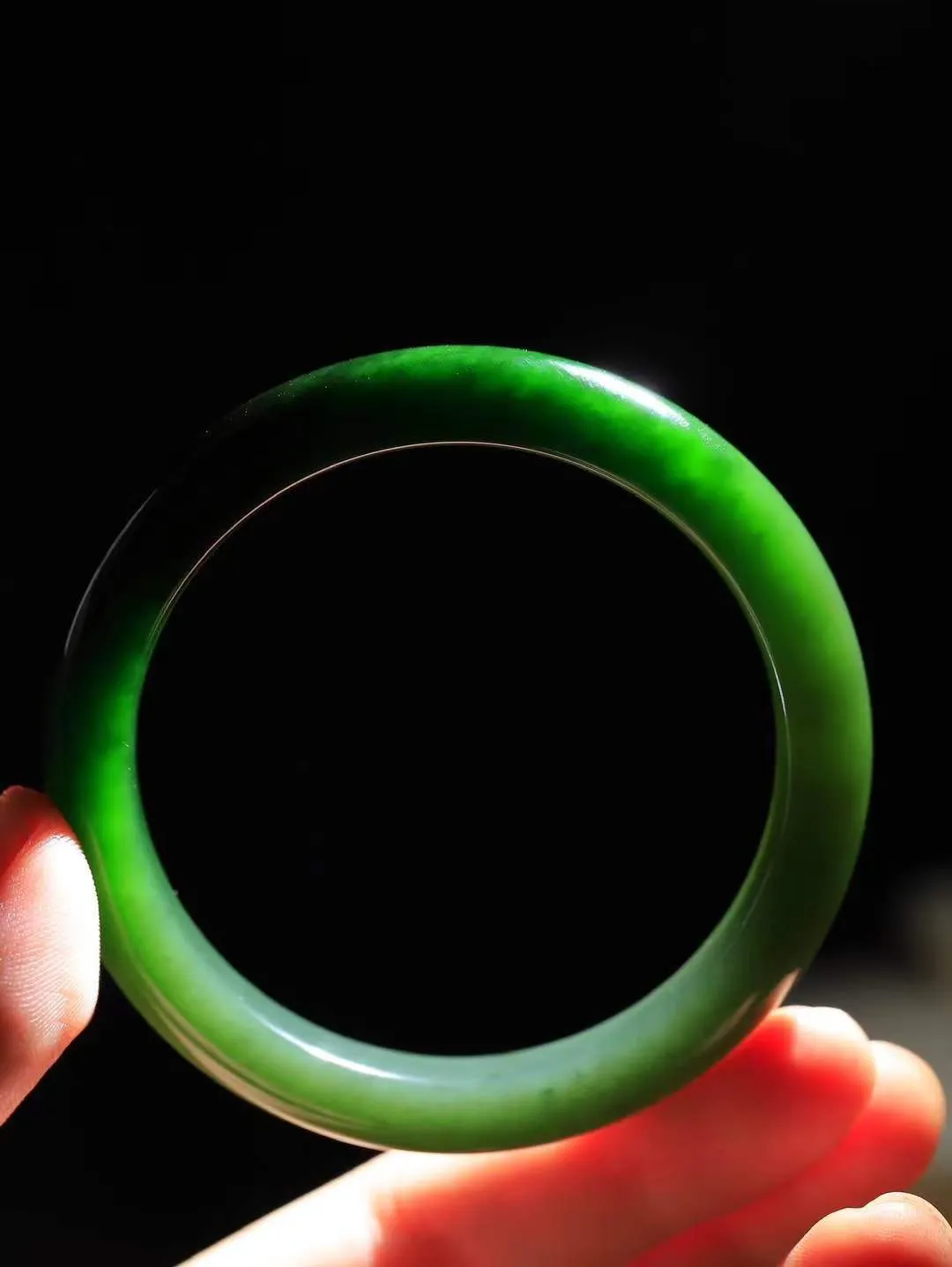 【悠悠芳华.镯】

精品和田玉碧玉手镯 玉质温润 青葱岁月，尽收腕中，婉转流畅，凝岁月悠长。盈一眸恬淡，挽一抹绿意。重51.7克 内径57.5mm尺寸11.6-8.2mm   86110651A