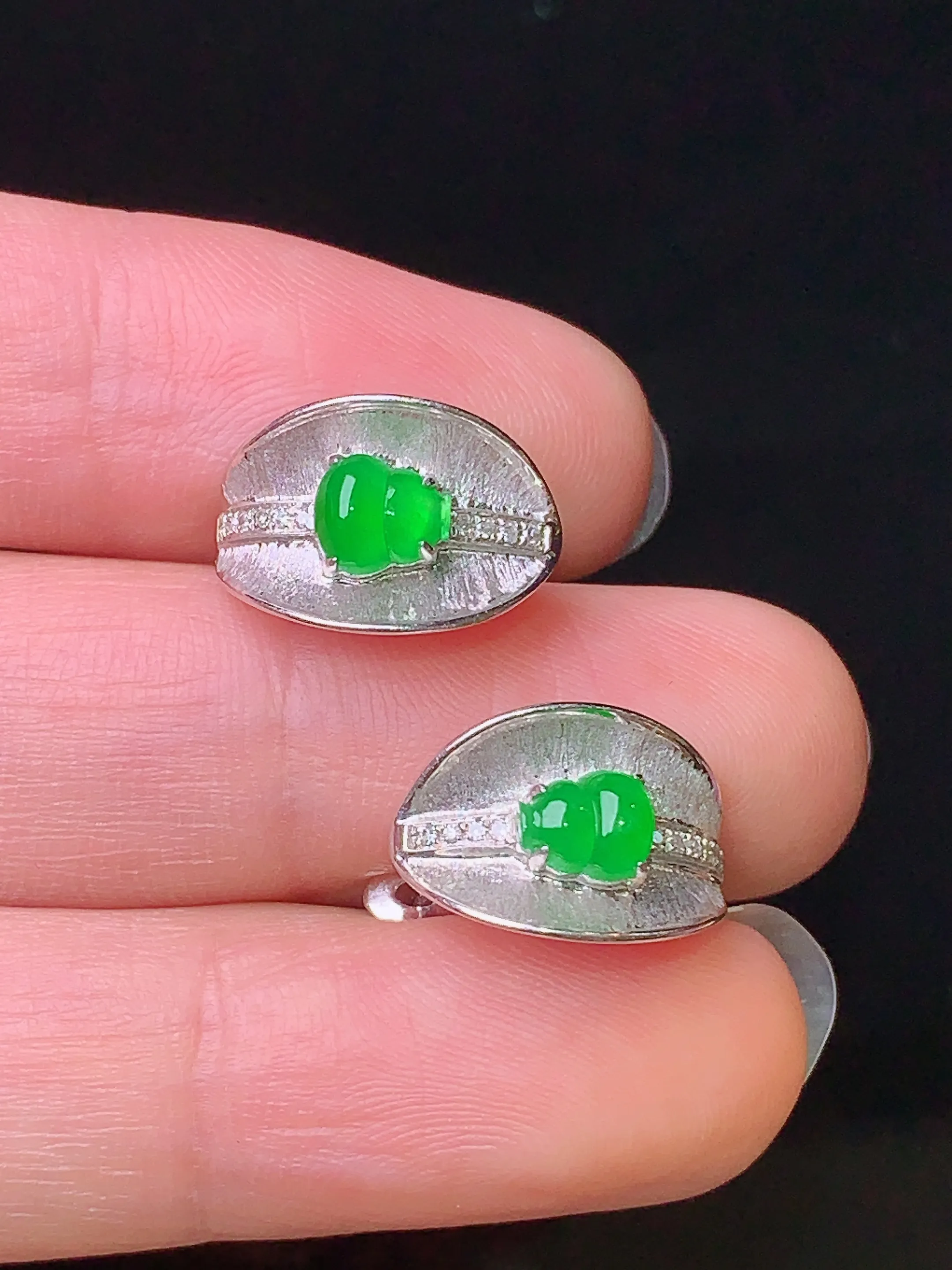 18k金钻镶嵌翠绿葫芦耳钉 玉质细腻 色泽艳丽 裸石尺寸5*4.3*2