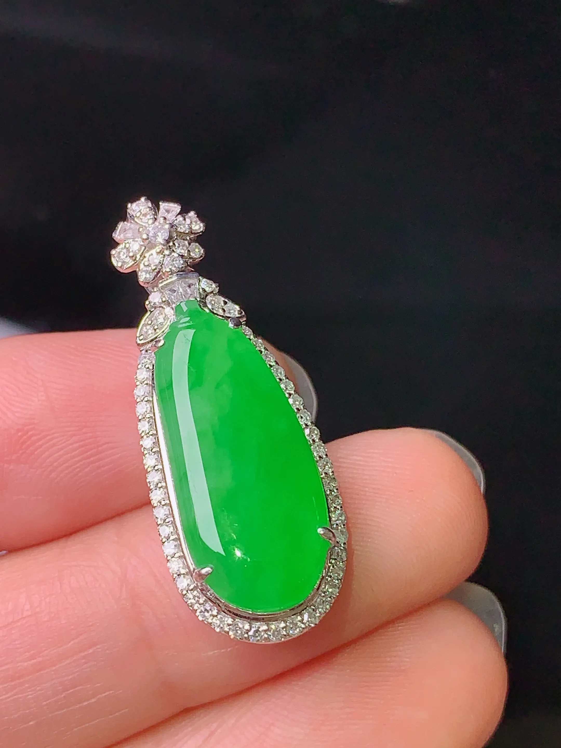 18k金钻镶嵌翠绿福瓜吊坠 玉质细腻 色泽清新艳丽 整体尺寸30.3*11.6*9.2