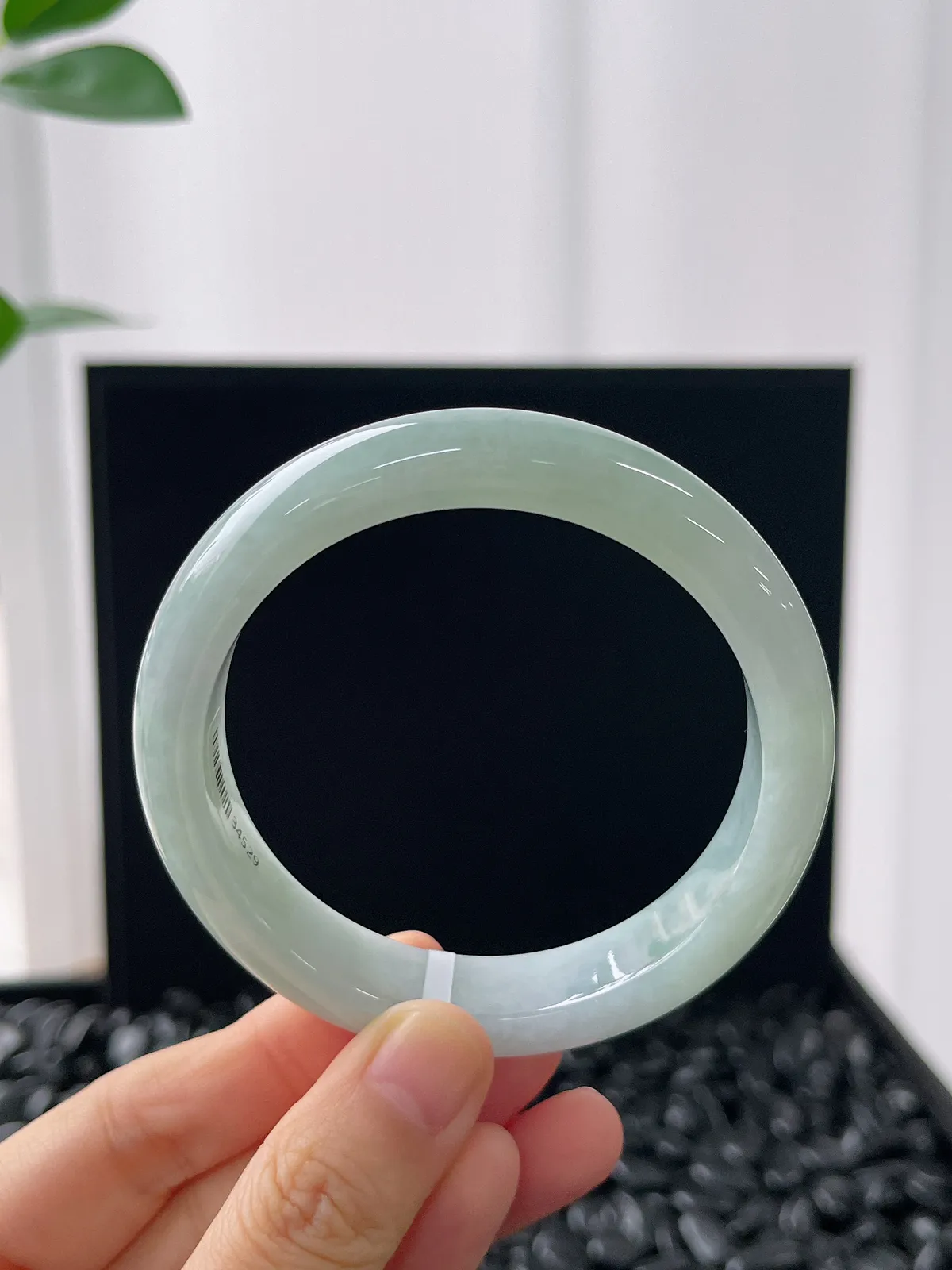 正圈57圈口，翡翠糯化种飘绿手镯