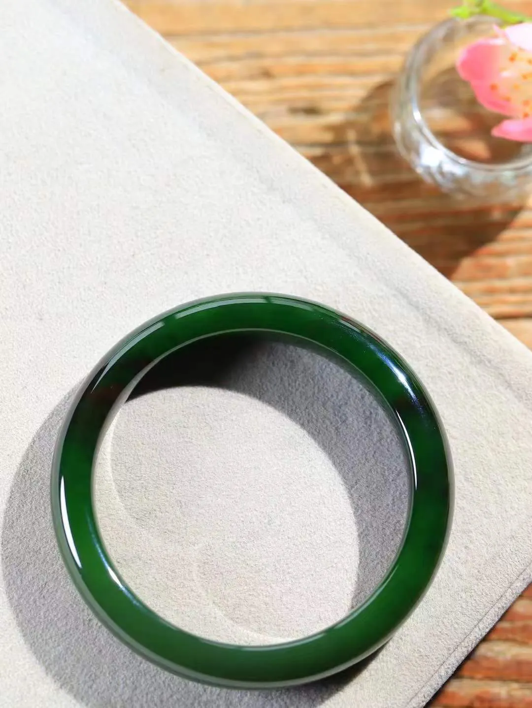 【碧波流转·手镯】

精品️和田玉碧玉手镯，玉质细腻温润，手感舒适，️线条流畅，简约大气，美自天成，佩戴于腕间，婉约之美，举手投足间透出那份低调奢华，醉人心扉。
重54.4克 内径圈口57.5mm尺寸12.2-8.3mm  FDA-13110608