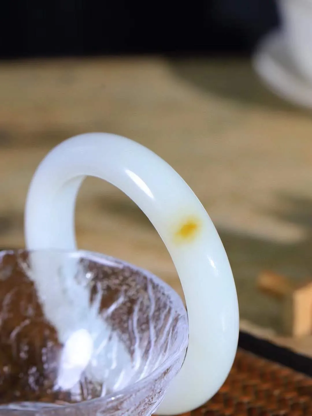 【暖玉生香·手镯】

收藏级臻品️️和田玉糖白玉手镯，质地油润细腻，色泽高贵典雅，镯型古朴典雅。在诗情画意的雨巷相遇，你是我腕间的一抹风情，有你眸有深情，清风荡漾湖间静水，我愿俯身低眉，在烟波涟漪处，寻你深情倩影。内径58mm 尺寸13.7-10mm 重70.3克45110632A