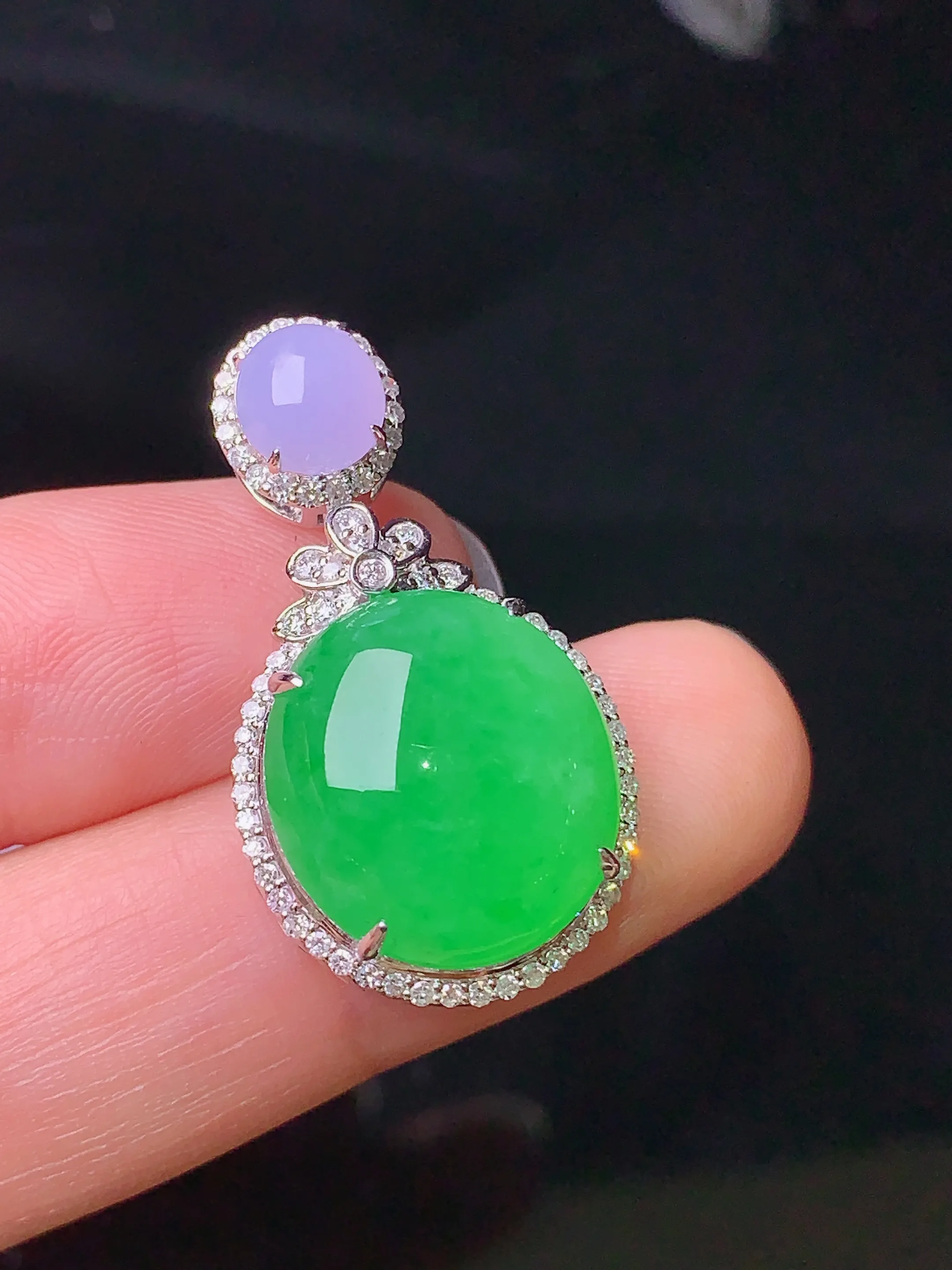 18k金钻镶嵌满绿蛋面吊坠 玉质细腻 色泽清新艳丽 整体尺寸29.2*16.2*9.6