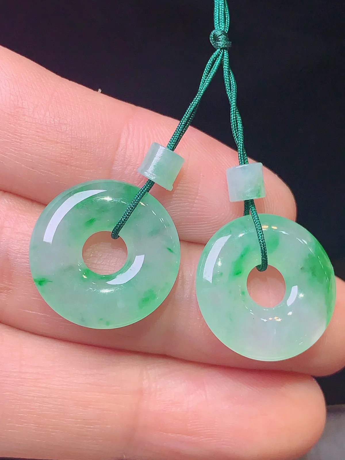 飘绿平安环一对 玉质细腻 水润亮眼  整体尺寸16.5*3.5