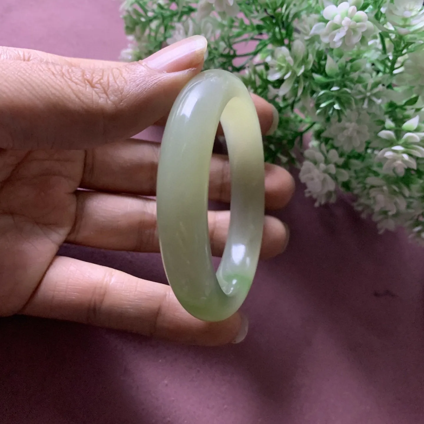 和田玉50.8圈口翠青手镯，玉质细腻油润 底色纯净，脂粉好，品质高