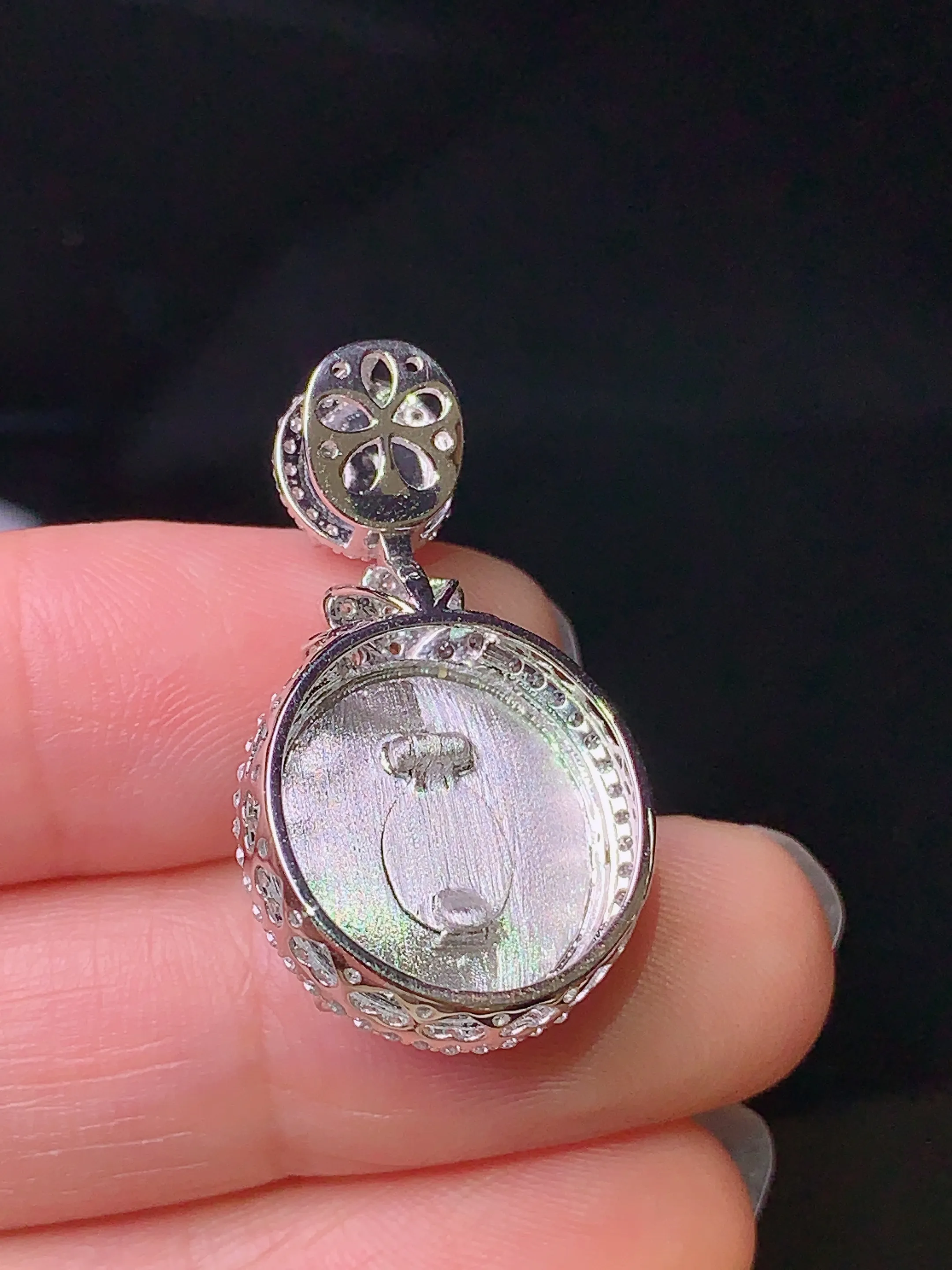 18k金钻镶嵌满绿蛋面吊坠 玉质细腻 色泽清新艳丽 整体尺寸29.2*16.2*9.6