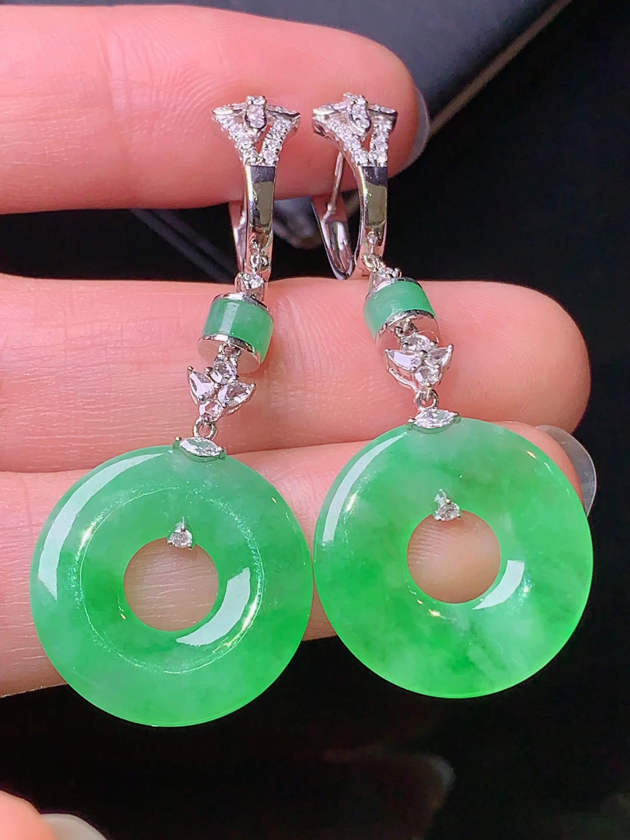 18k金钻镶嵌翠绿平安环耳坠 玉质细腻 色泽艳丽 整体尺寸46.6*18.3*2.5
