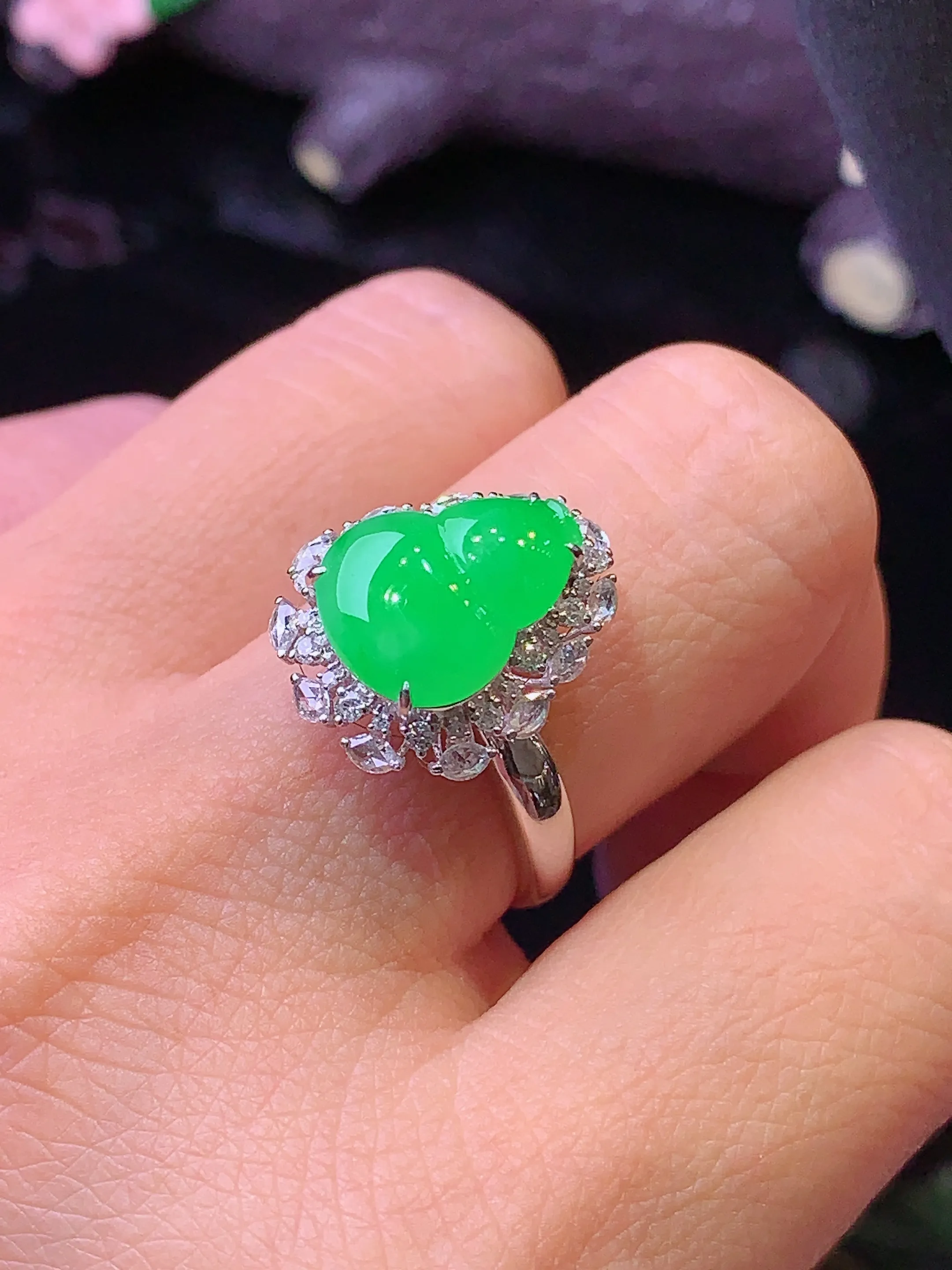 18k金钻镶嵌翠绿葫芦戒指 玉质细腻 色泽艳丽 圈口15.5 整体尺寸17*13.8*9.5