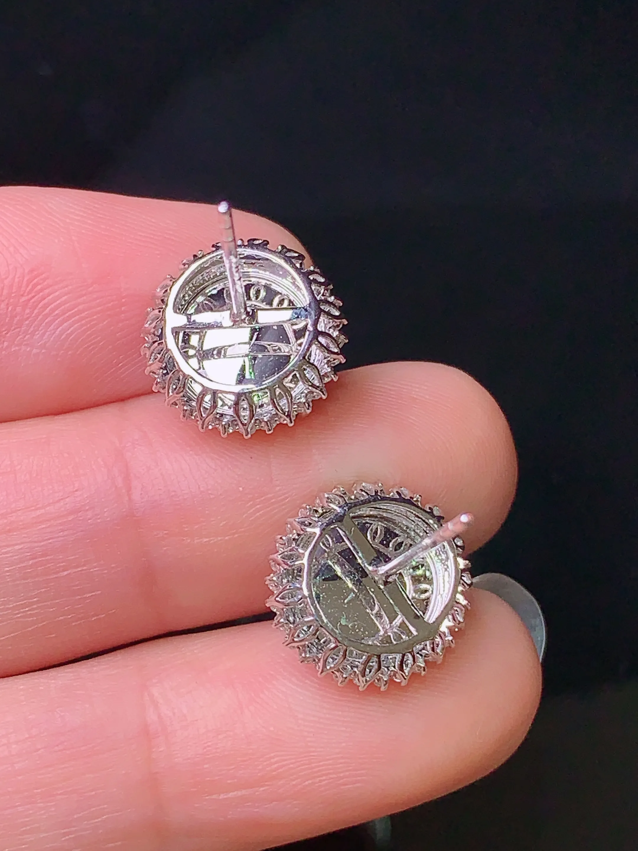 18k金钻镶嵌满绿蛋面耳钉 玉质细腻 色泽清新艳丽 整体尺寸13*12*7.5