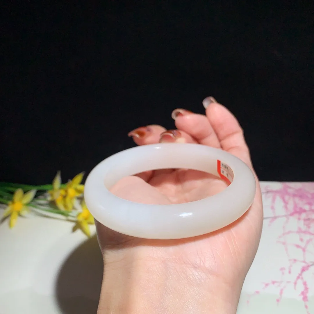 土豪款，和田玉56.5圈口藕粉色手镯！玉质细腻油润 底色纯净 无裂无杂 脂粉好，品质好