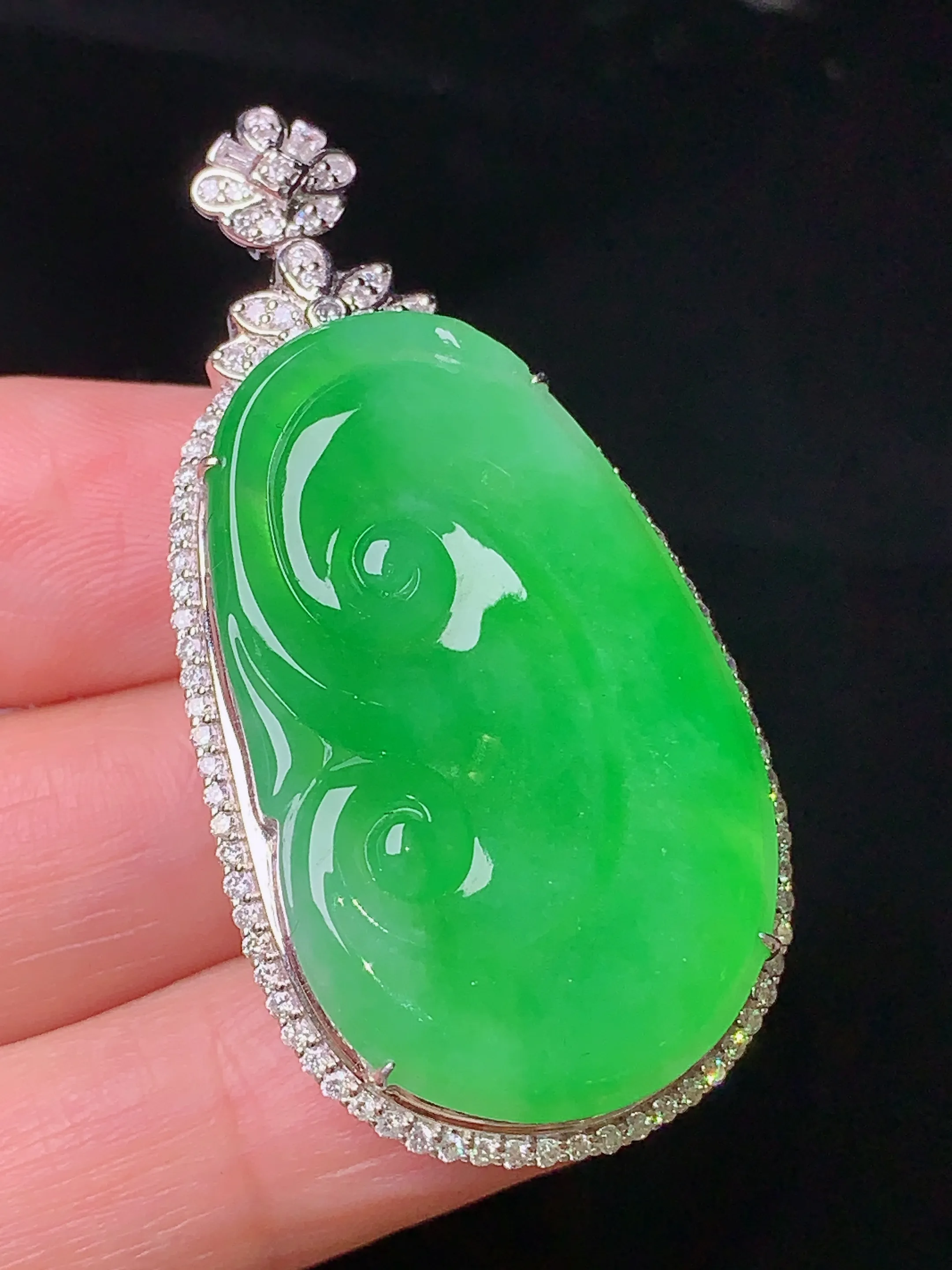 18k金钻镶嵌翠绿如意吊坠 玉质细腻 色泽清新艳丽 整体尺寸47.3*23.3*10.6