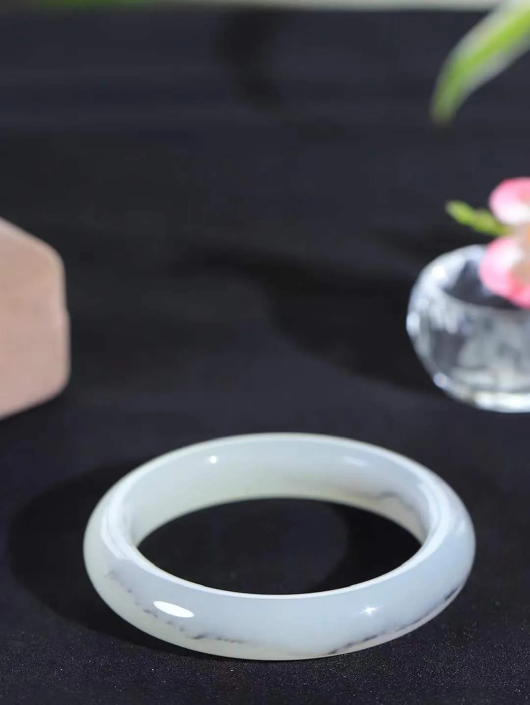 （一见钟情.手镯）

精品和田玉手镯，玉质温和莹润，精光内蕴，手感舒适。整器简约，打磨光洁，让人爱