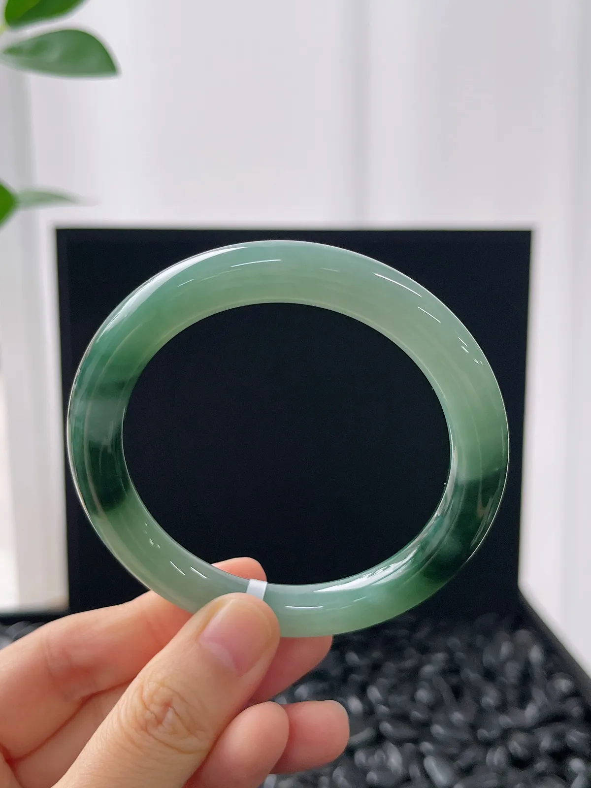 圆镯54.9圈口，翡翠冰糯种飘绿手镯