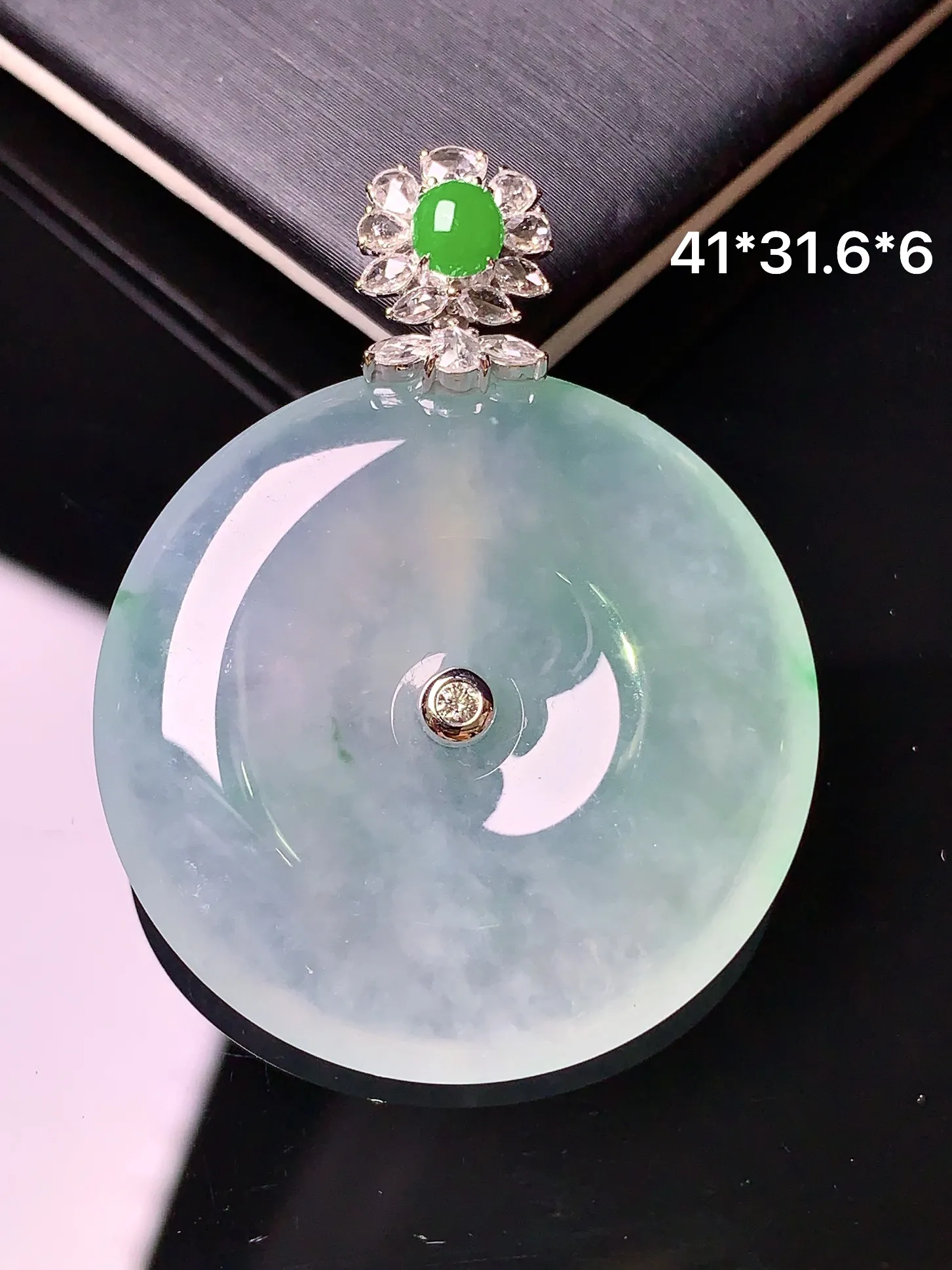 18k金钻镶嵌冰种平安扣吊坠 玉质细腻 色泽艳丽 整体尺寸41*31.6*6