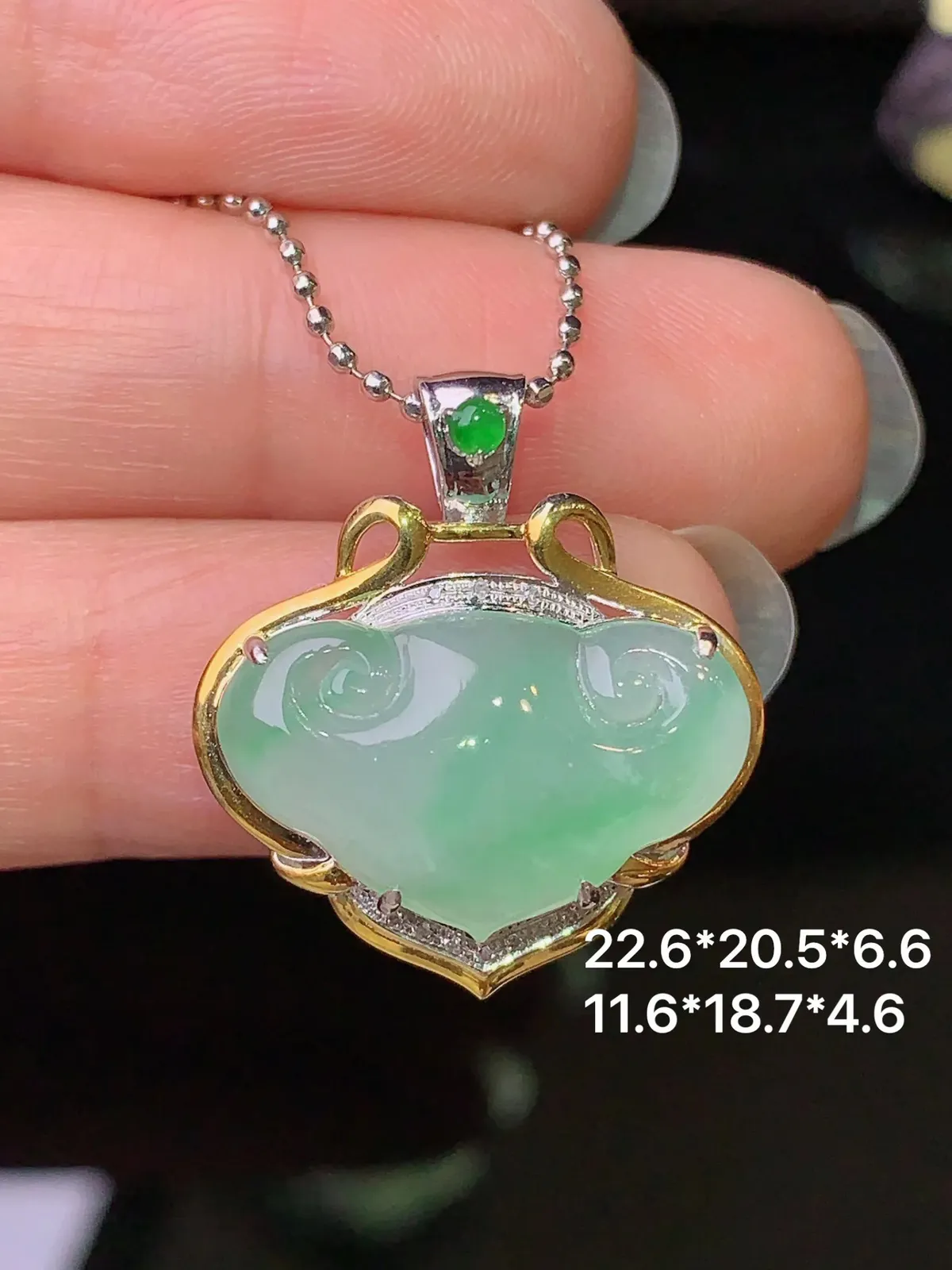 18k金钻镶嵌飘绿如意头吊坠 玉质细腻 色泽艳丽清新 整体尺寸22.6*20.5*6.6