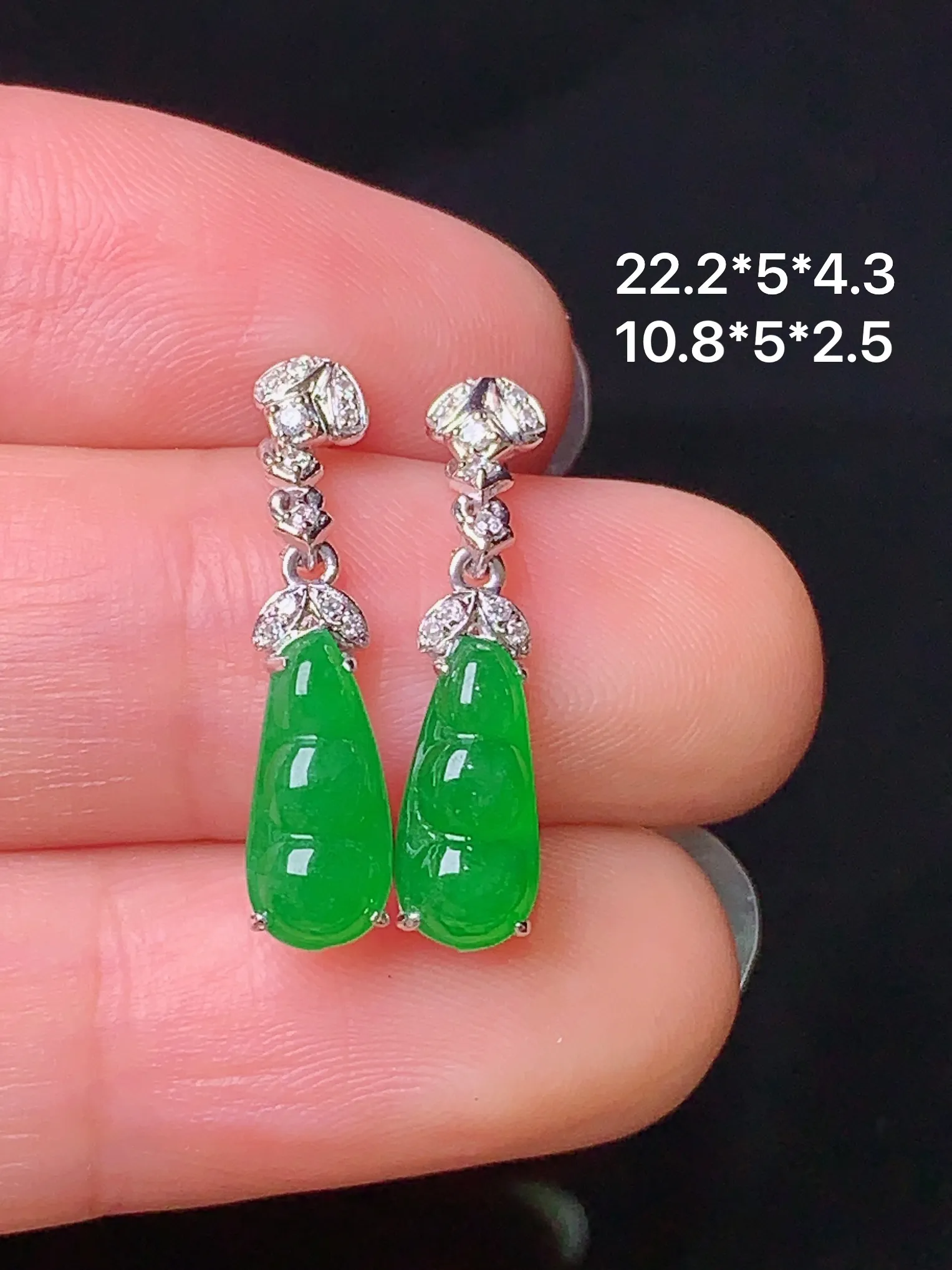 18k金钻镶嵌满绿四季豆耳坠 玉质细腻 色泽清新艳丽 整体尺寸22.2*5*4.3