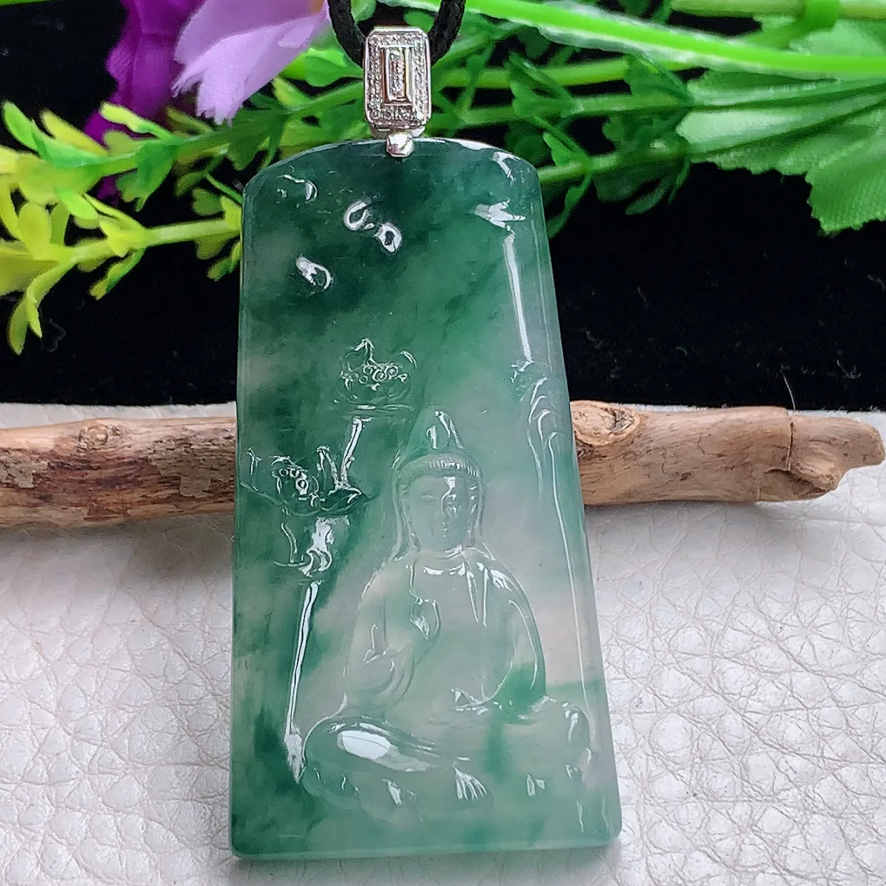 yl自然光53.4*28.8*5.8天然缅甸翡翠a货精雕冰蓝山水观音玉坠 玉挂件