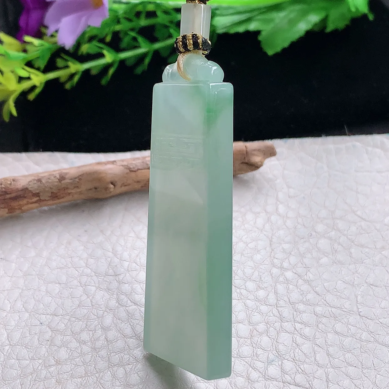 yl自然光57.8*24.3*5.5天然缅甸翡翠a货精雕冰晴秀气无事牌玉吊坠 玉挂件